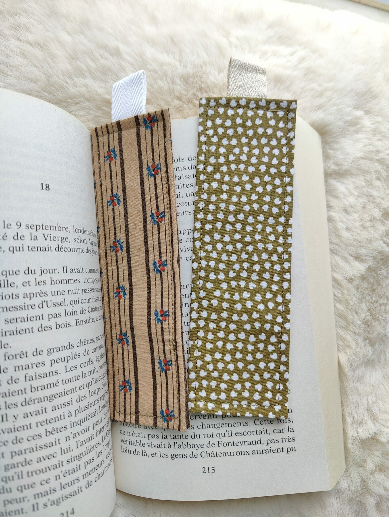 Deux marque-pages en tissu à motifs