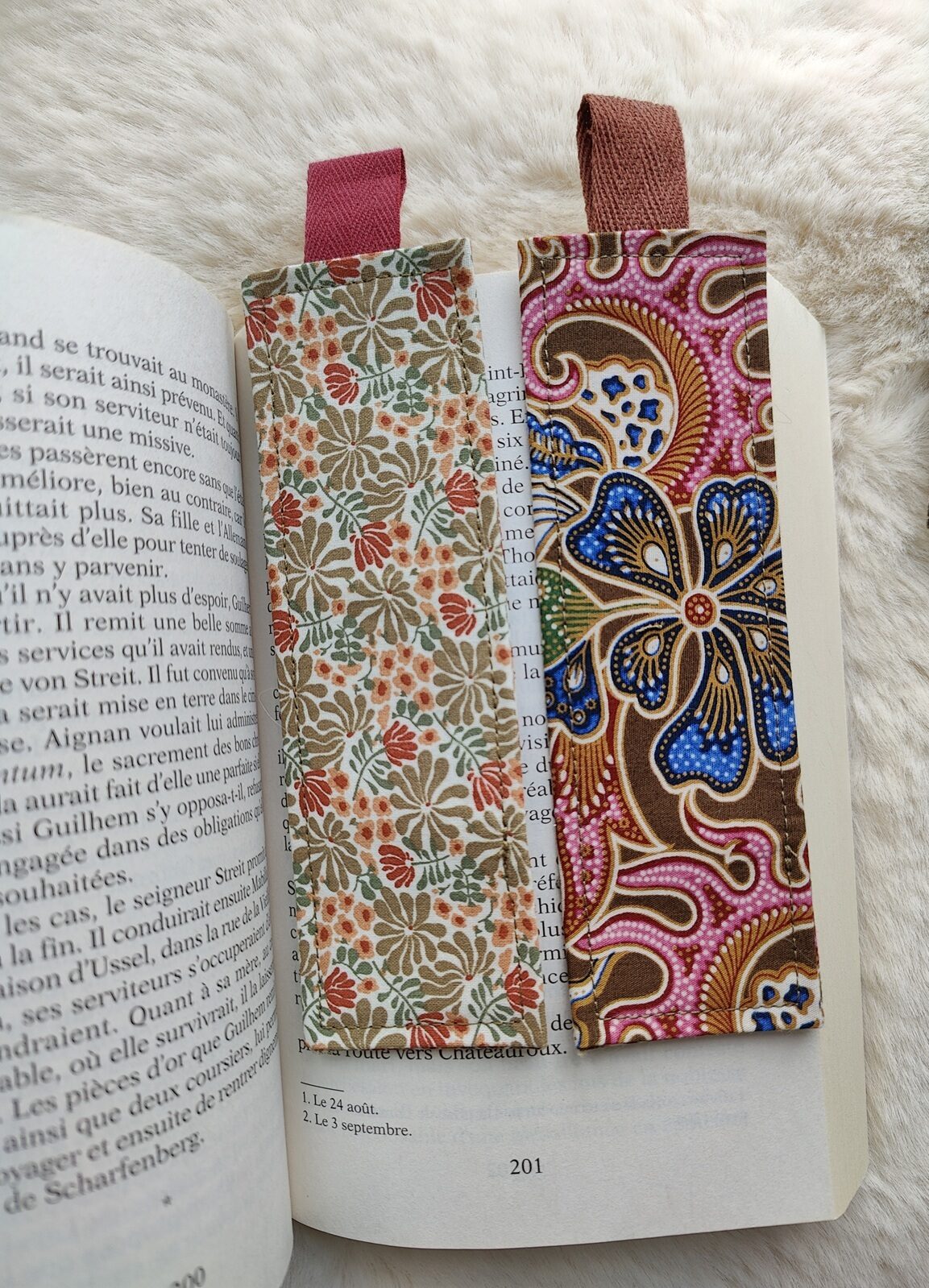 Deux marque-pages du lot de 4.