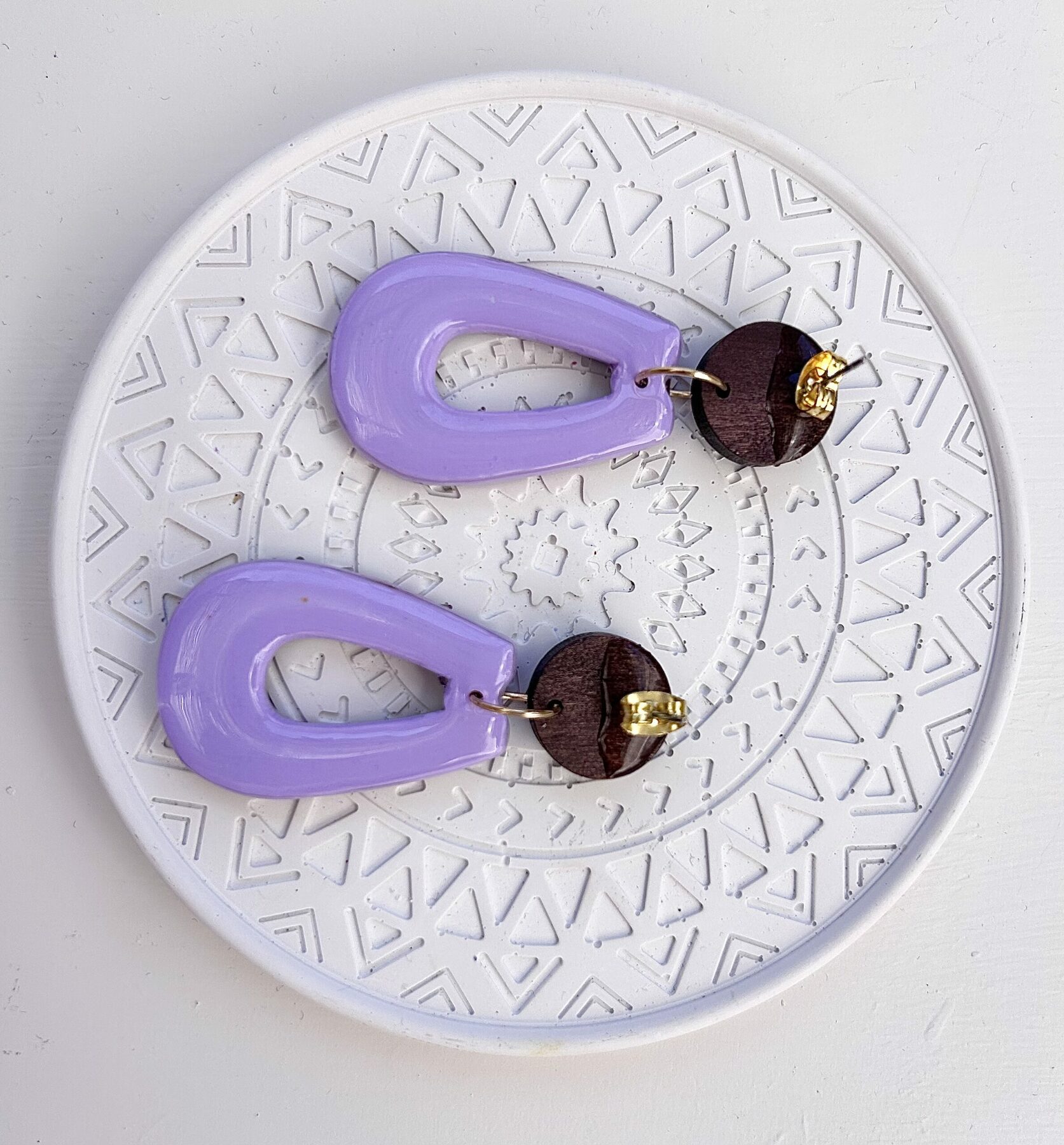Boucles d’oreilles « Larmes Bohèmes » en pâte polymère vintage-parme et bois – Image 3