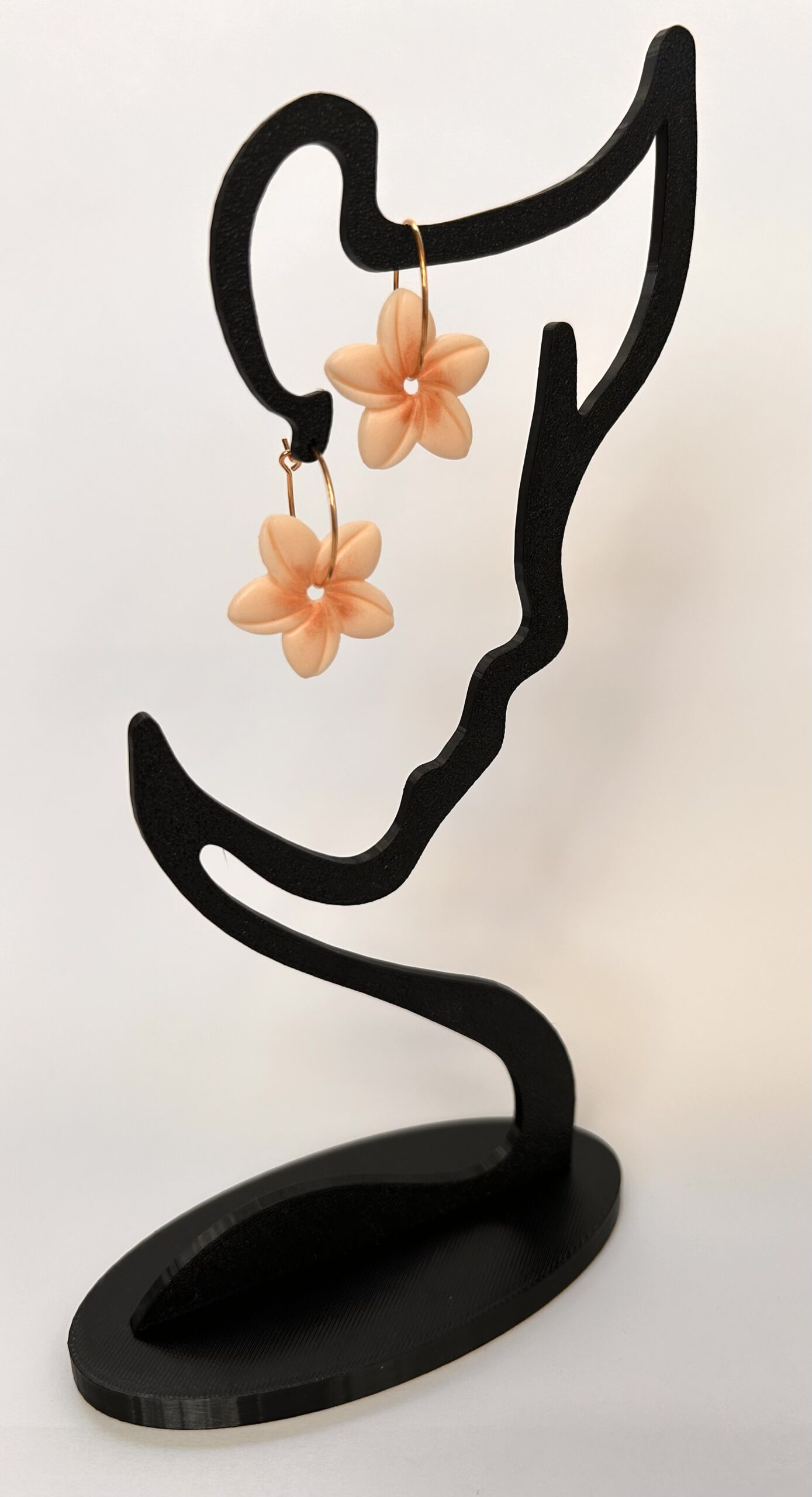 Boucles d’oreilles « Fleur tropicale » en pâte polymère orange pastel