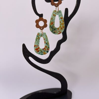 Boucles d’oreilles « Larmes Bohèmes » en pâte polymère vert pale et fleurs oranges
