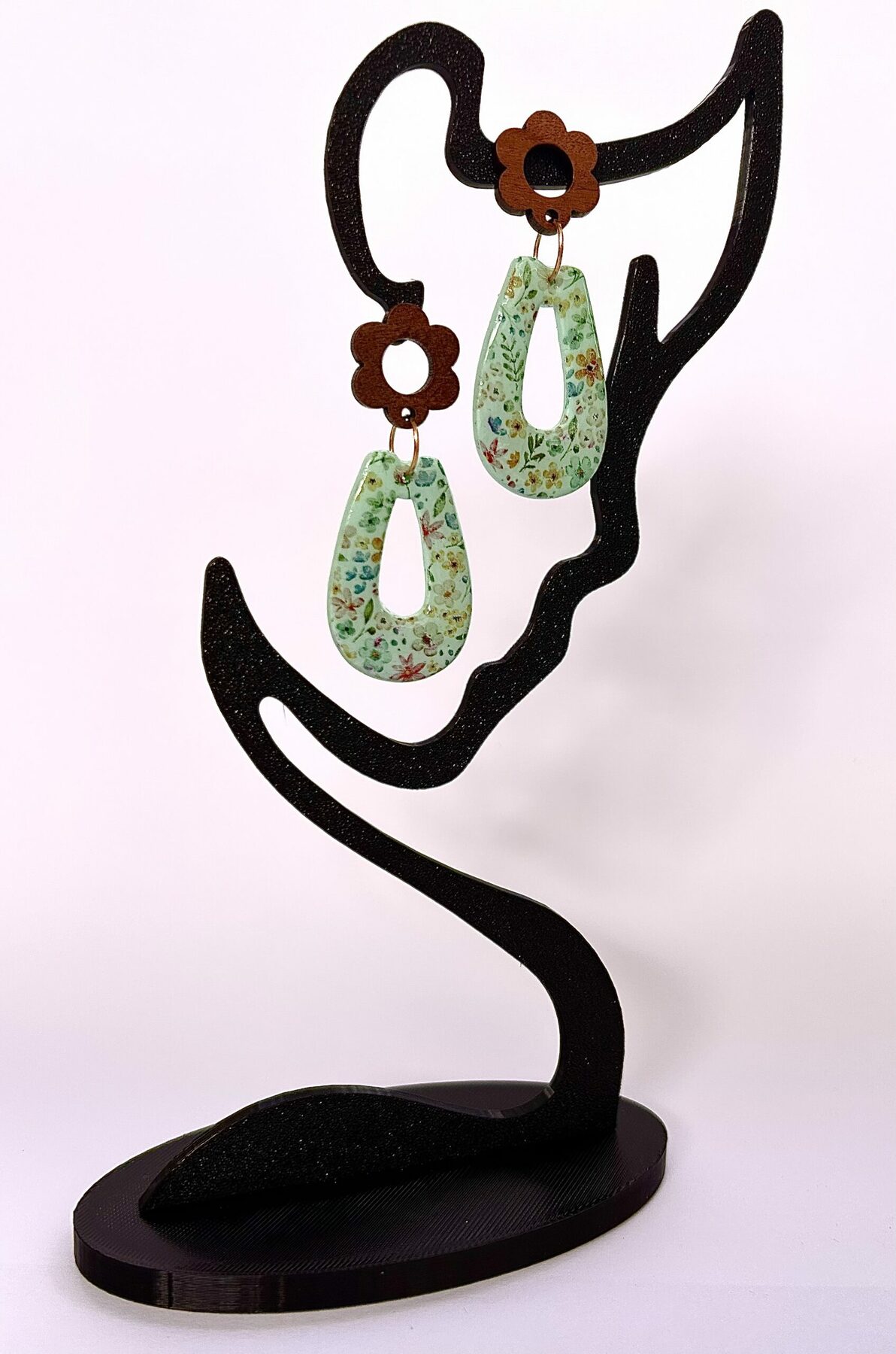 Boucles d’oreilles « Larmes Bohèmes » en pâte polymère vert pale et fleurs romantiques