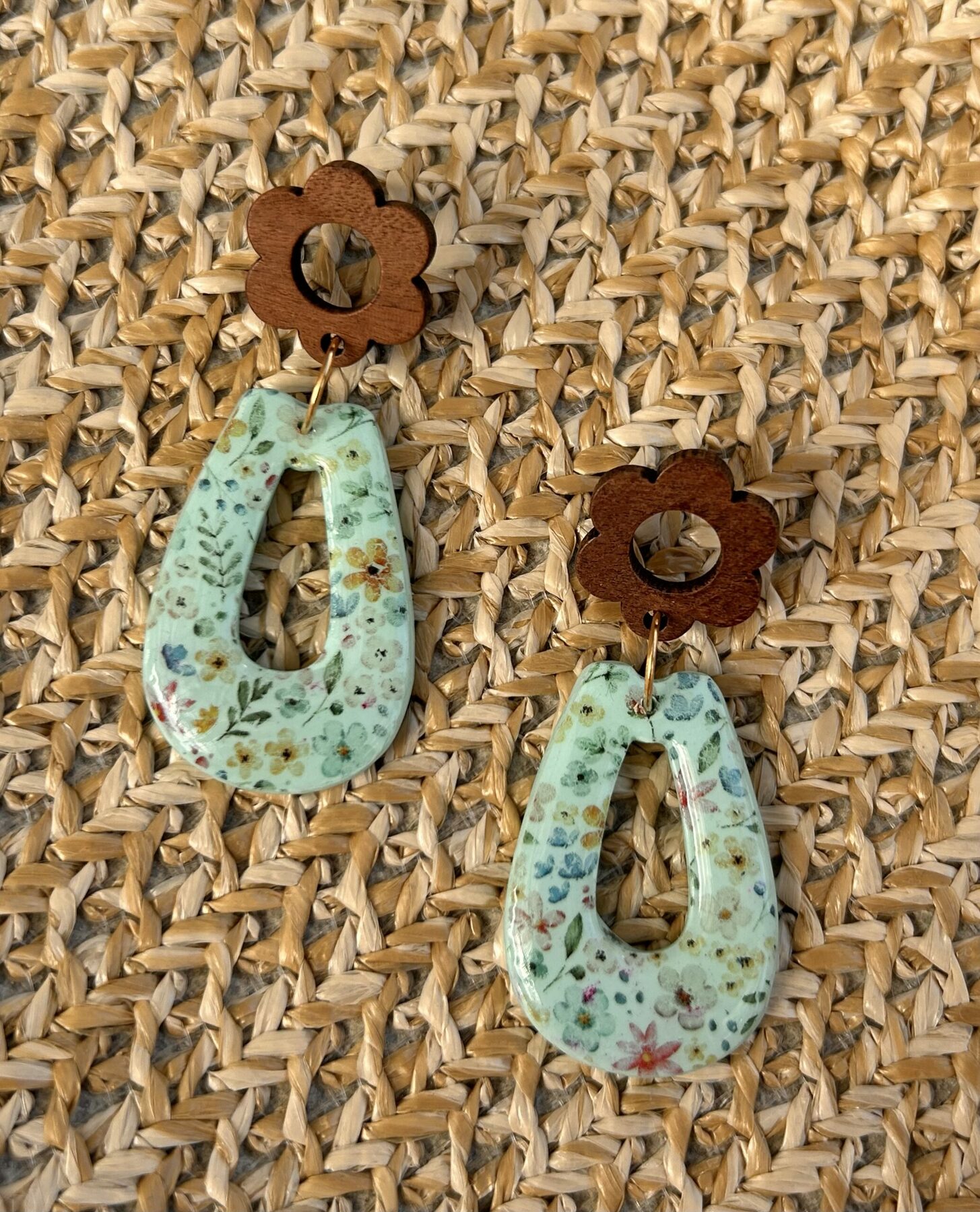 Boucles d’oreilles « Larmes Bohèmes » en pâte polymère vert pale et fleurs romantiques – Image 2