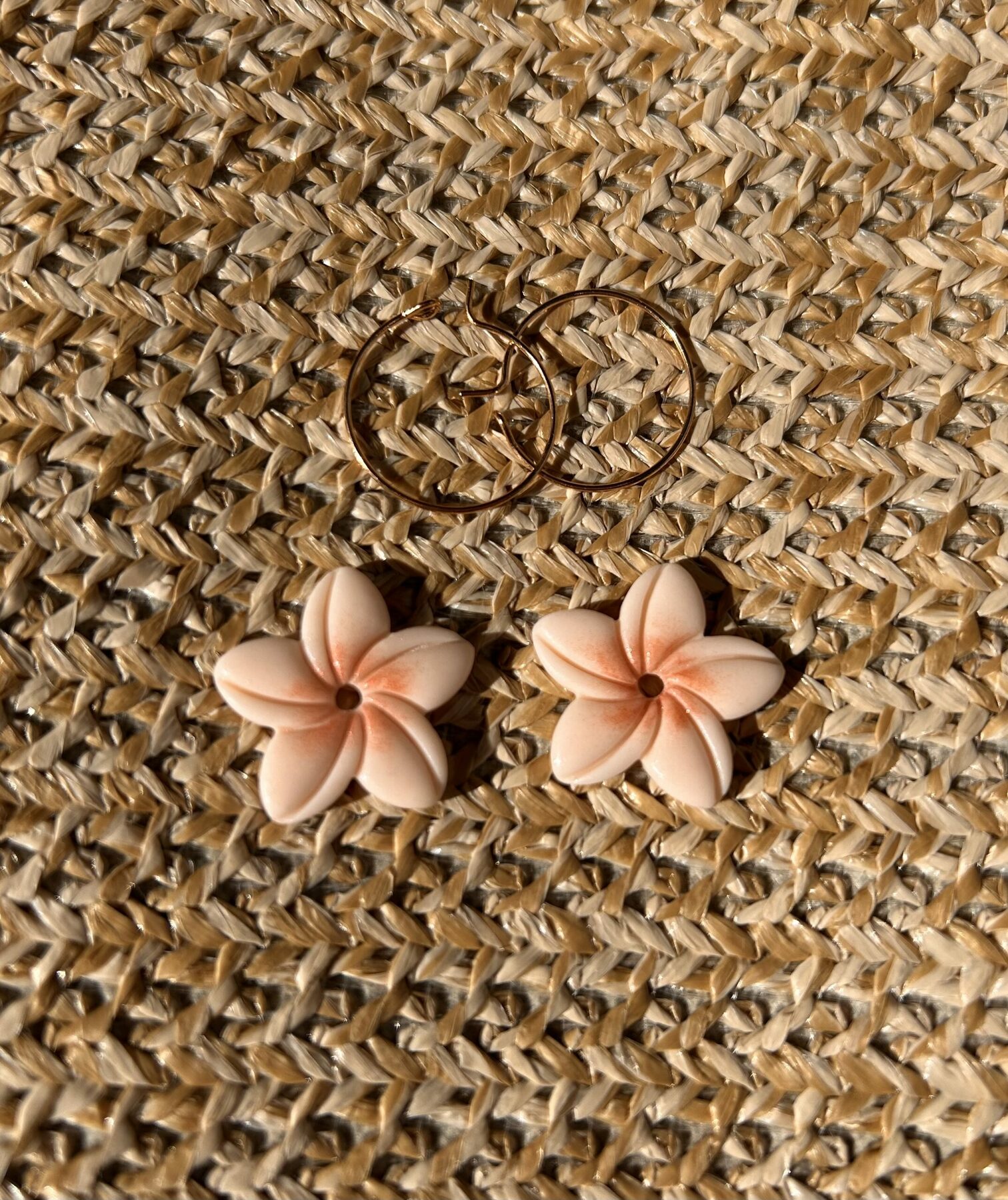 Boucles d’oreilles « Fleur tropicale » en pâte polymère orange pastel – Image 2