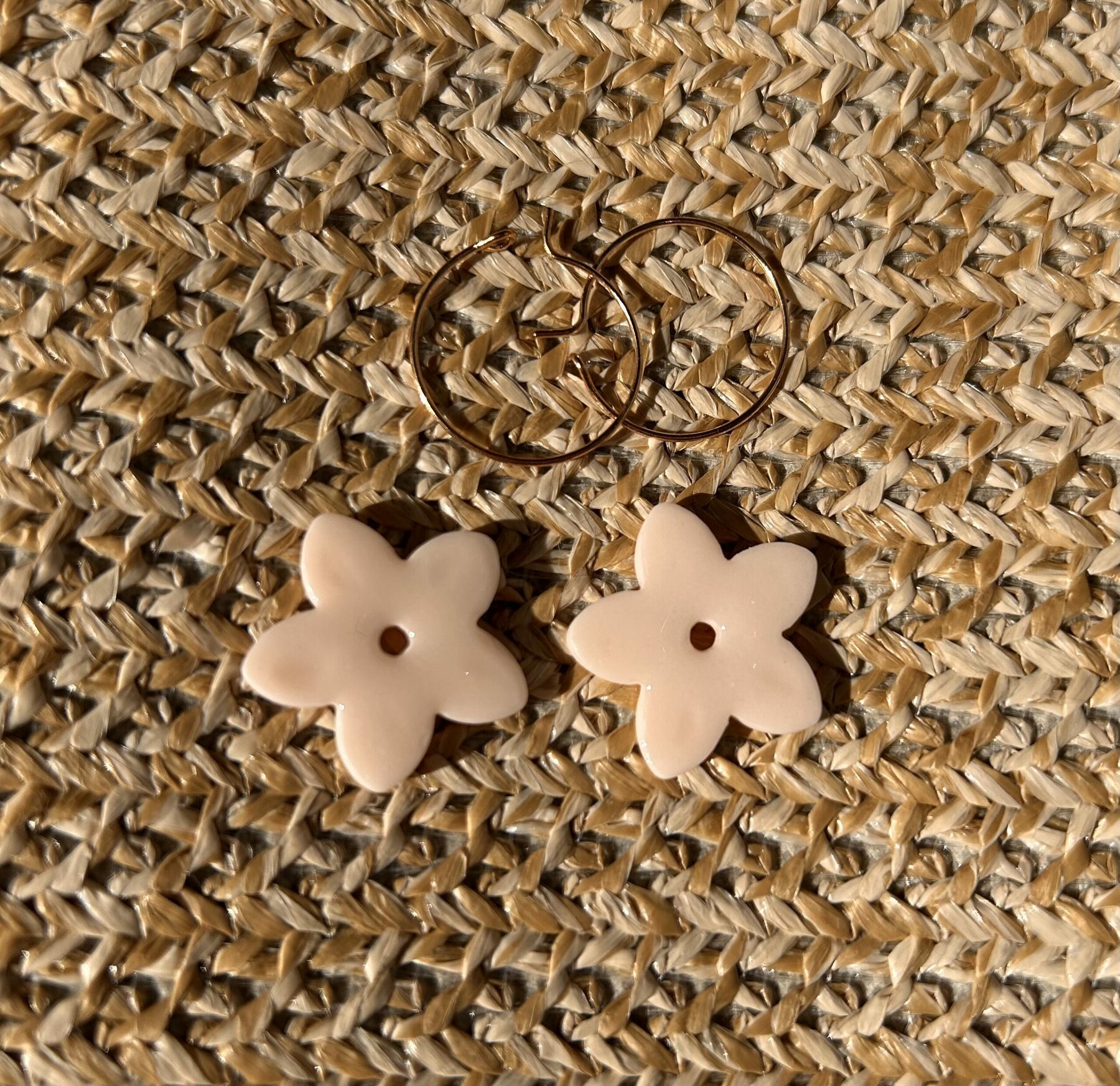 Boucles d’oreilles « Fleur tropicale » en pâte polymère orange pastel – Image 3