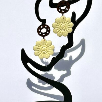 Boucles d’oreilles « Bloom » en pâte polymère jaune et bois