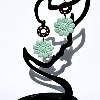 Boucles d’oreilles « Bloom » en pâte polymère vert pastel et bois