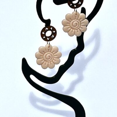 Boucles d’oreilles « Bloom » en pâte polymère beige et bois