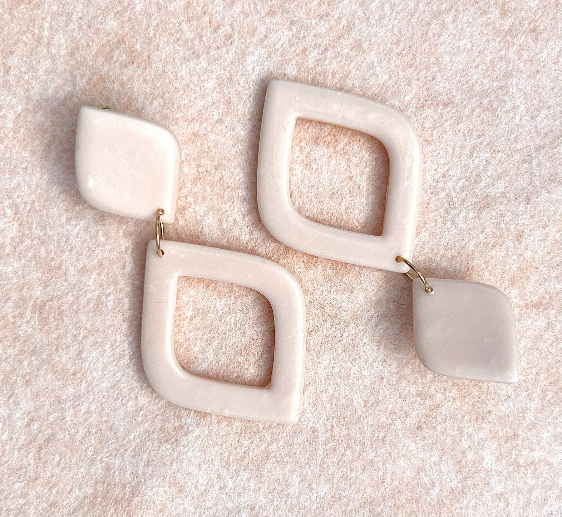 Boucles d’oreilles « Palm Springs » en pâte polymère orange pastel – Image 2