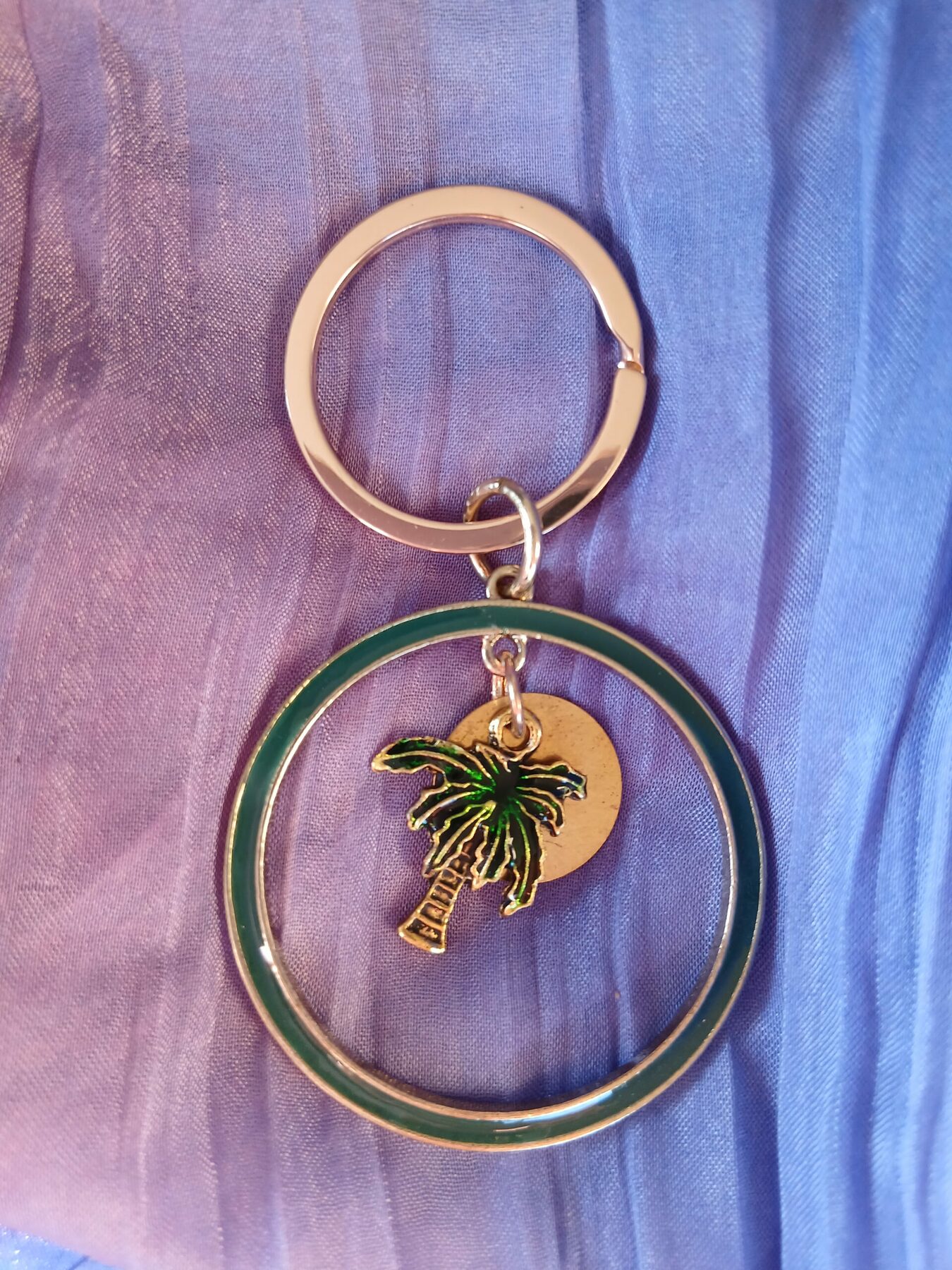Porte-clé anneau doré motif vacances soleil et palmier