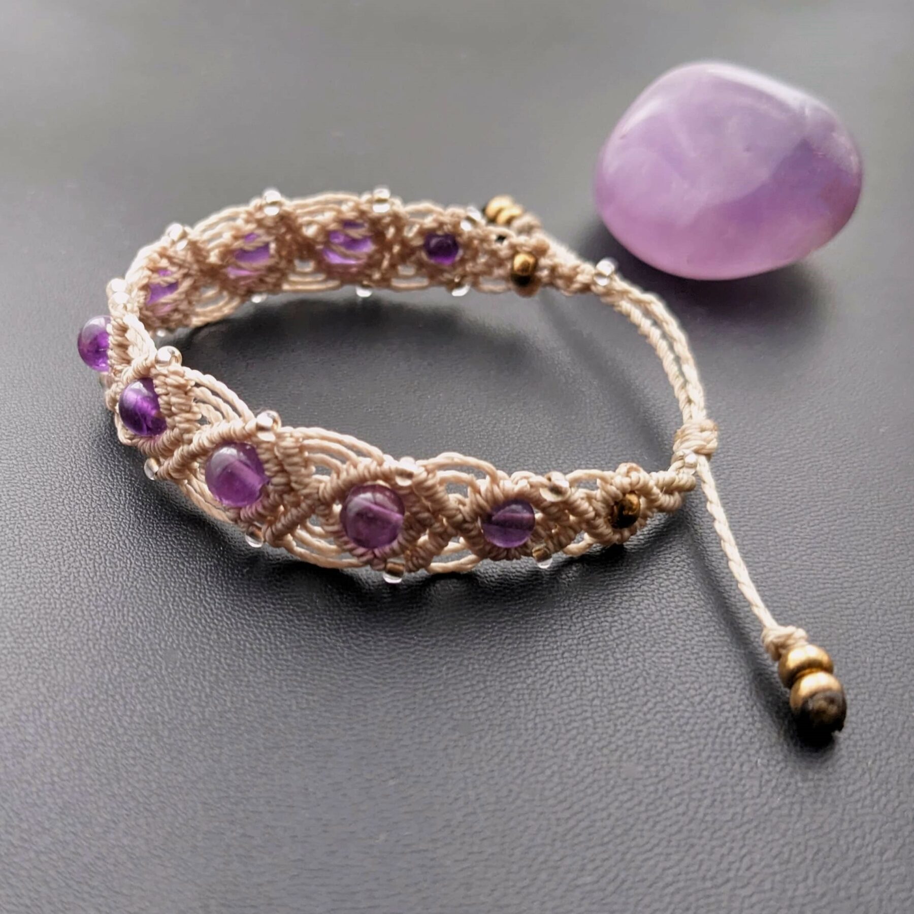 Bracelet Macramé Améthyste : Élégance et Sérénité au Poignet/ Fait Main,Cadeau Femme, Bijou Créateur,Lithothérapie – Image 5