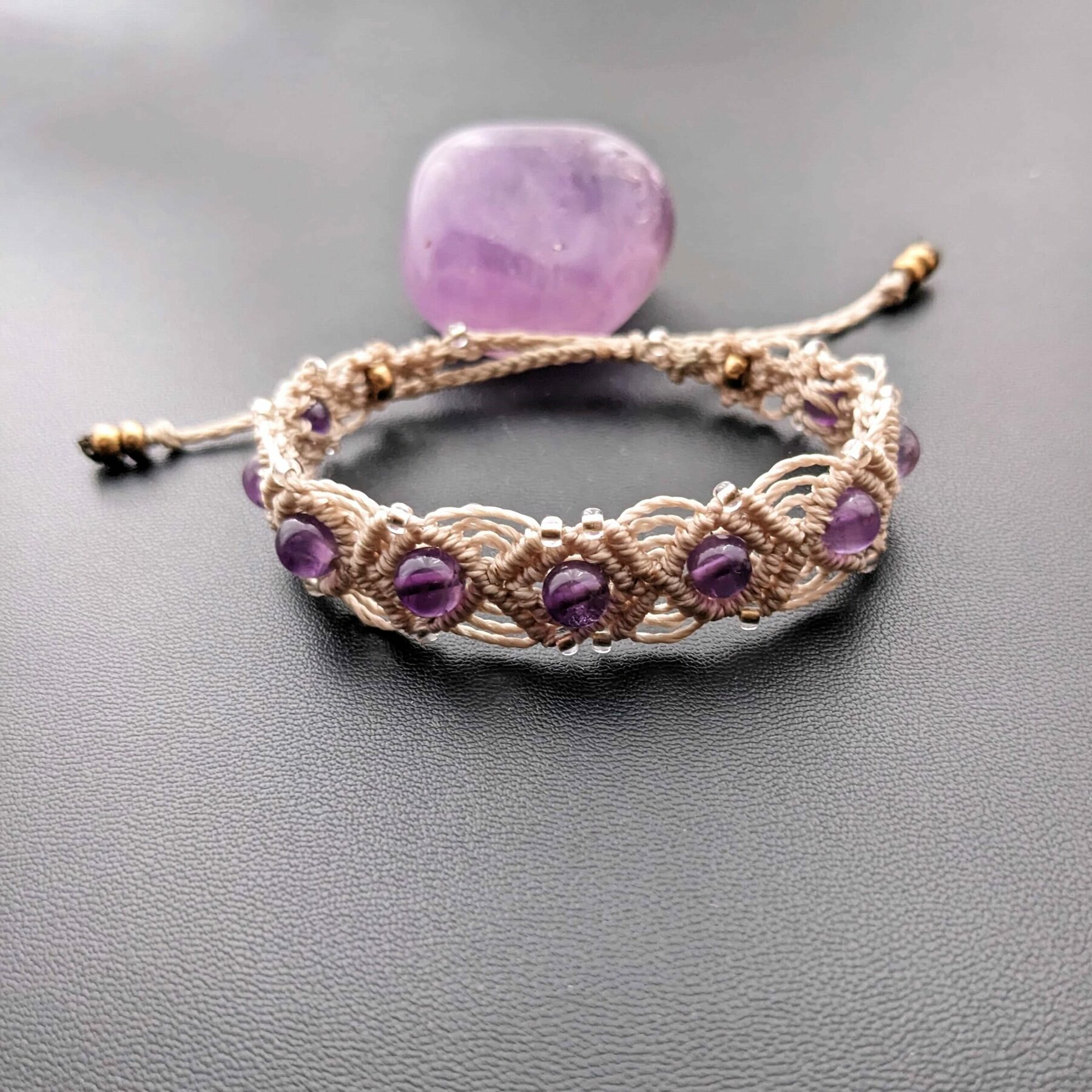 Bracelet Macramé Améthyste : Élégance et Sérénité au Poignet/ Fait Main,Cadeau Femme, Bijou Créateur,Lithothérapie – Image 4