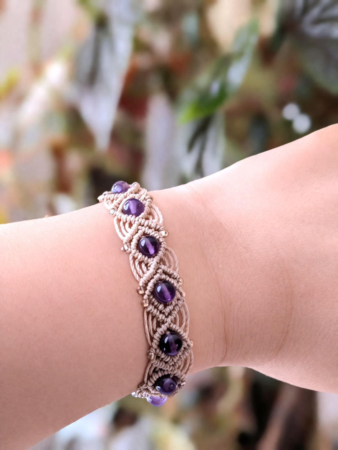 Bracelet Macramé Améthyste : Élégance et Sérénité au Poignet/ Fait Main,Cadeau Femme, Bijou Créateur,Lithothérapie – Image 2