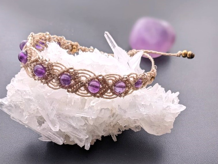Bracelet Macramé Améthyste : Élégance et Sérénité au Poignet/ Fait Main,Cadeau Femme, Bijou Créateur,Lithothérapie – Image 3
