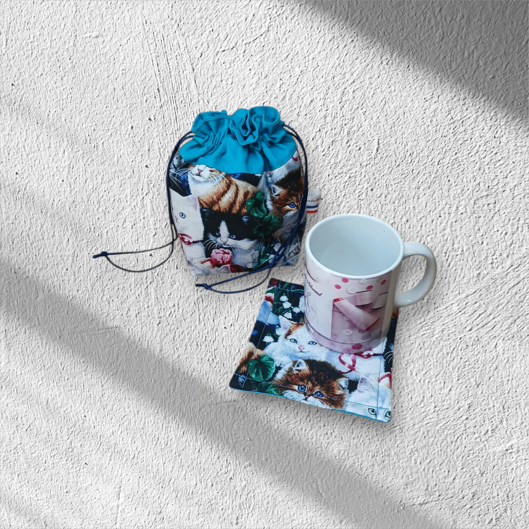 Pochette de transport pour mug et son sous mug, sac de rangement forme pochon ouatiné. Modèle au choix – Image 5