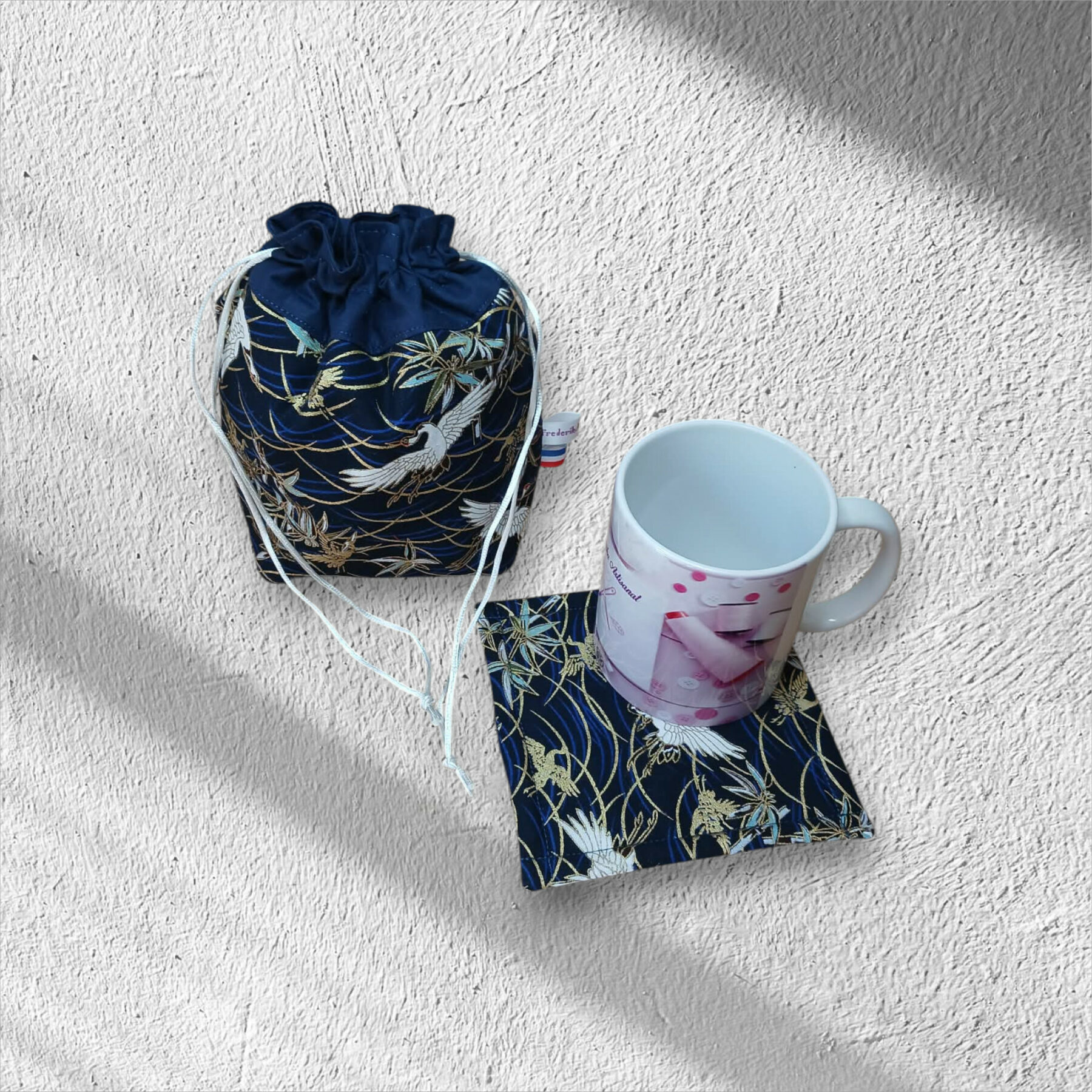Pochette de transport pour mug et son sous mug, sac de rangement forme pochon ouatiné. Modèle au choix – Image 2
