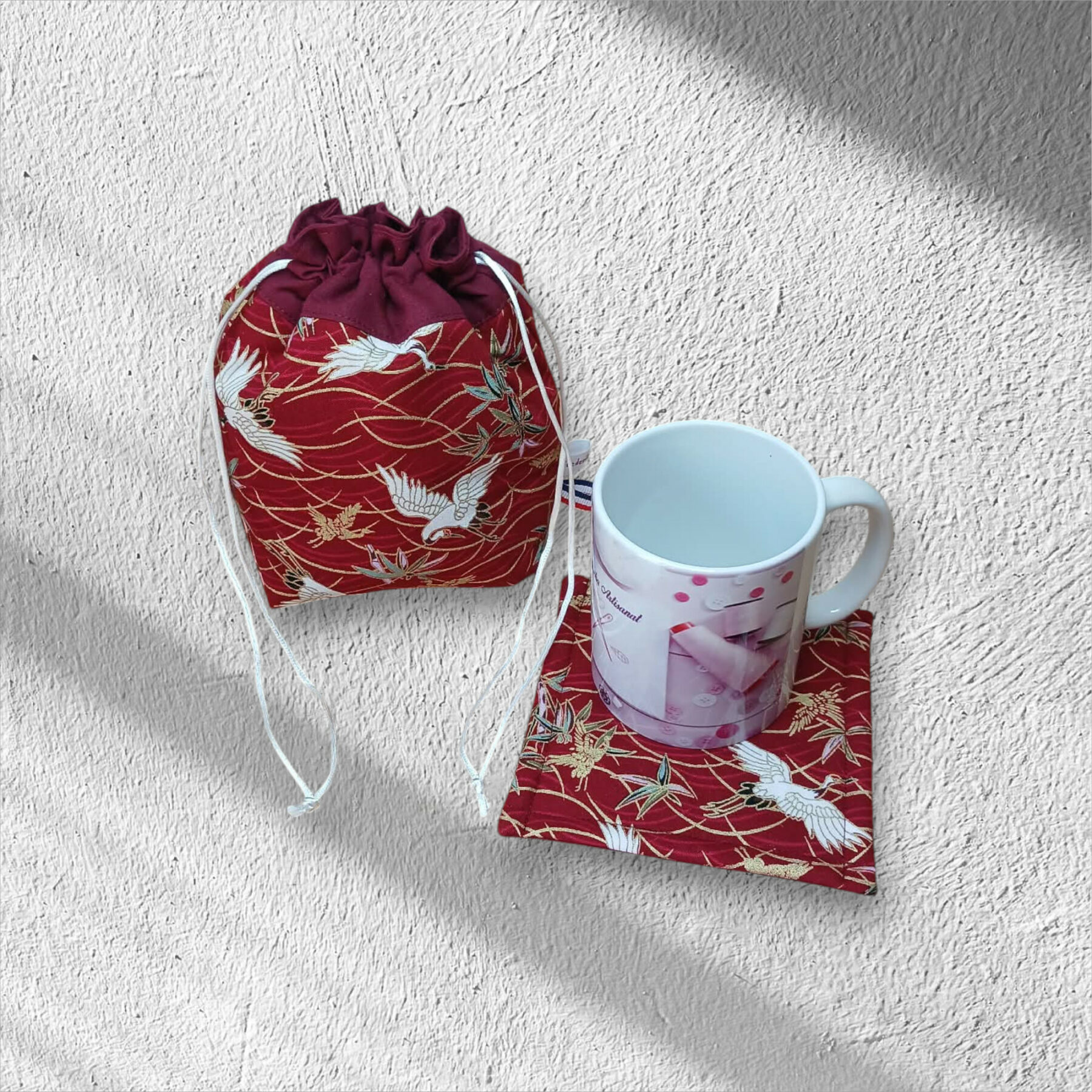 Pochette de transport pour mug et son sous mug, sac de rangement forme pochon ouatiné. Modèle au choix