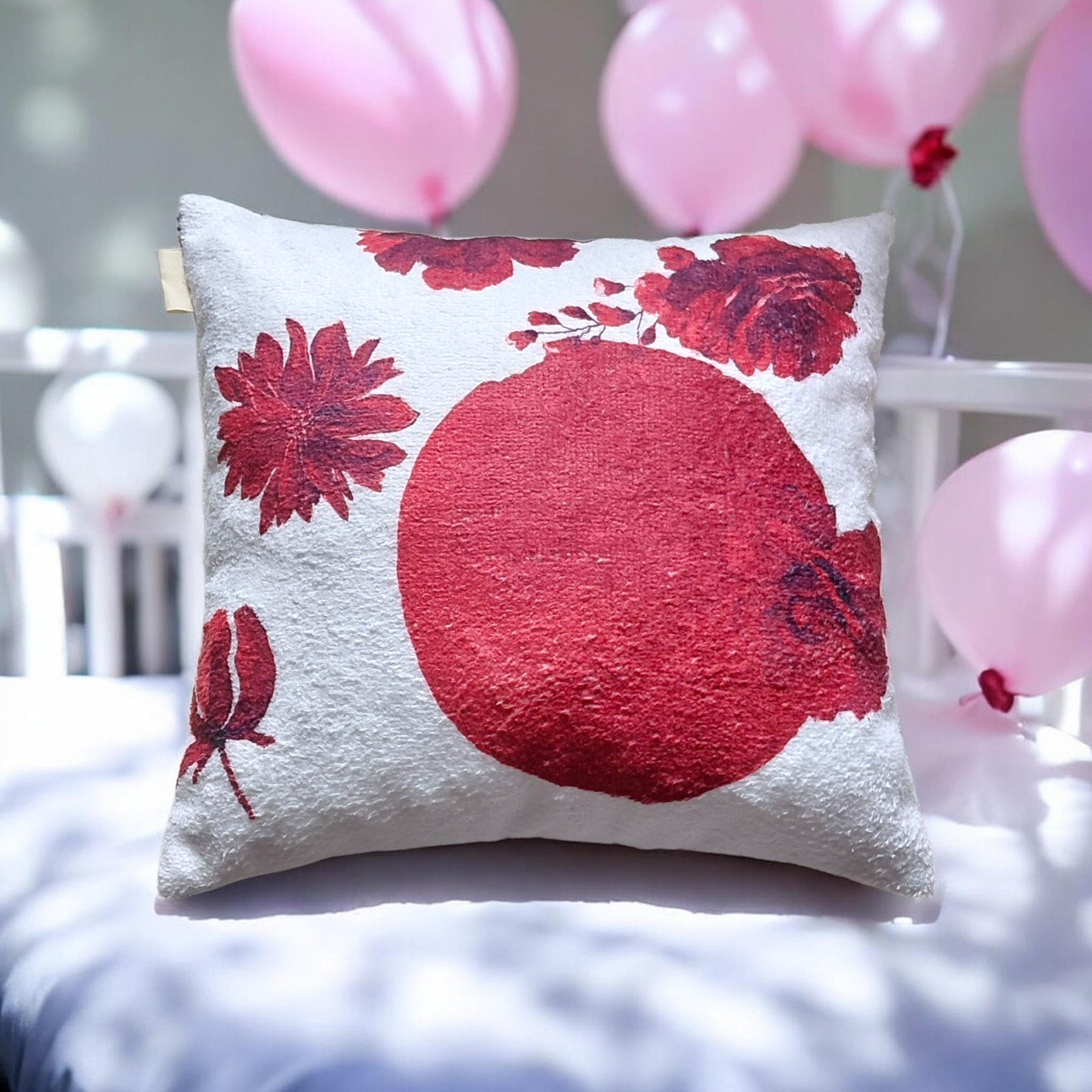 Coussin bébé décoratif doux – Éponge coton Oeko-Tex – Motif floral rouge – 27x30 cm – Fabrication française – Image 2