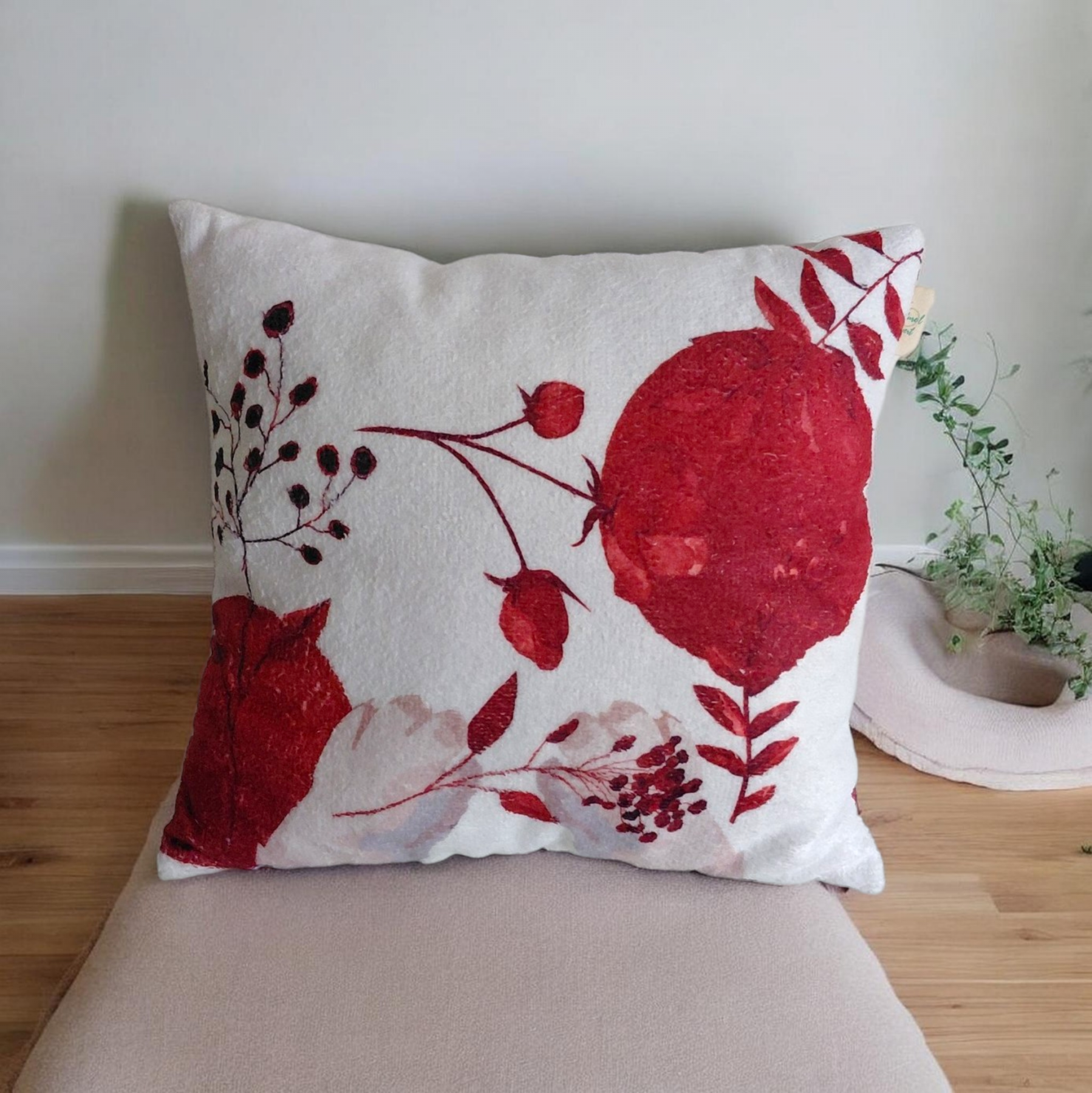 Coussin bébé décoratif doux – Éponge coton Oeko-Tex – Motif floral rouge – 27x30 cm – Fabrication française – Image 3