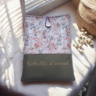 Pochette livre imperméable personnalisée "Bichette d’amour" – Étui liseuse & tablette – Modèle unique fait main