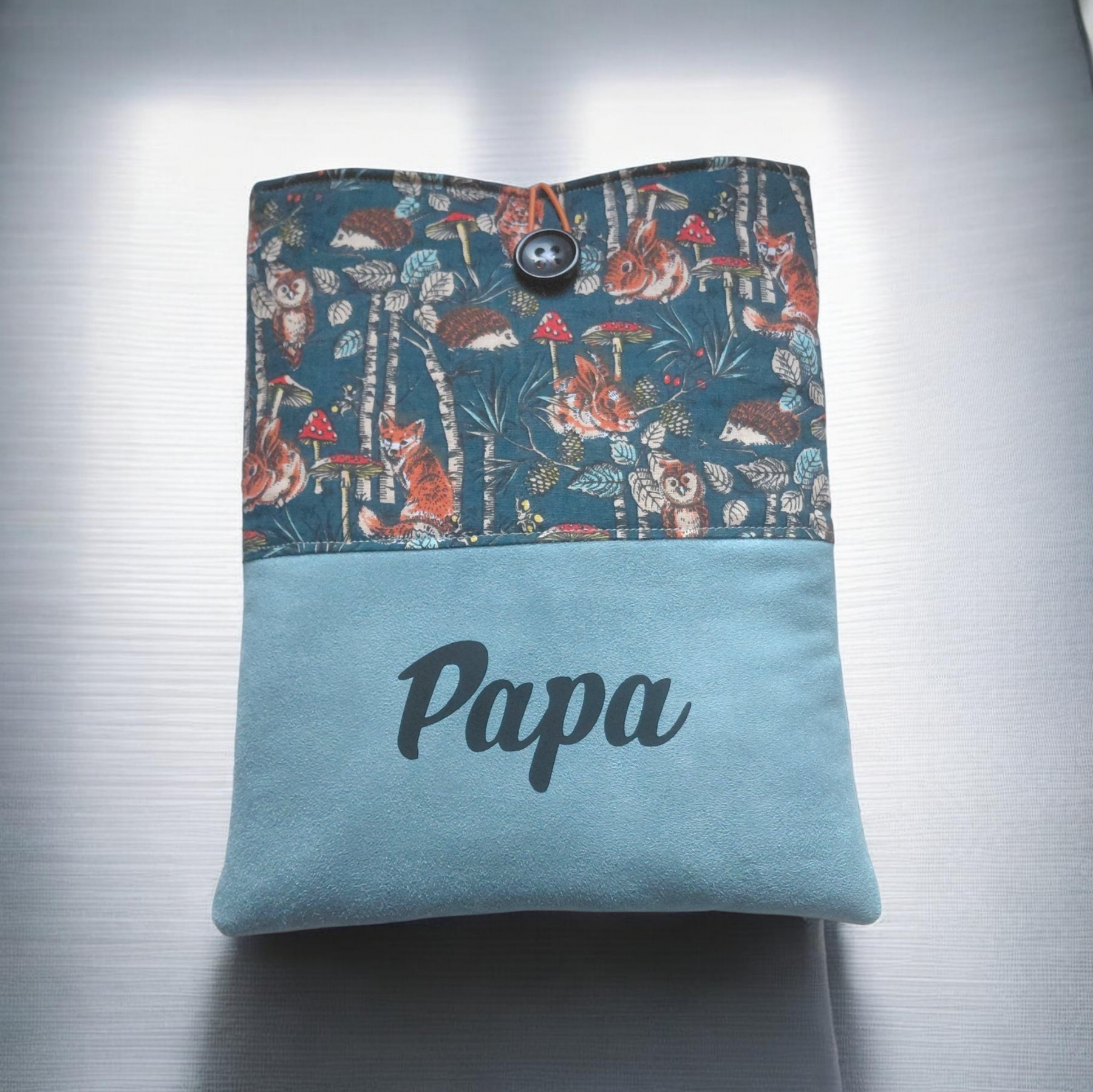 Pochette personnalisée livre, tablette & liseuse – Coton forêt & suédine bleue – Fait main