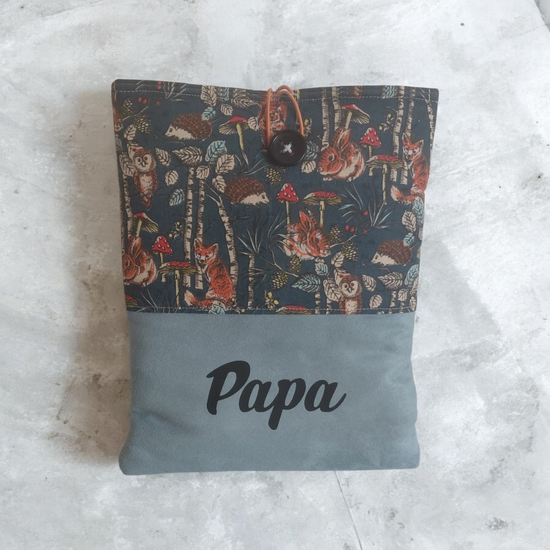 Pochette personnalisée livre, tablette & liseuse – Coton forêt & suédine bleue – Fait main – Image 4