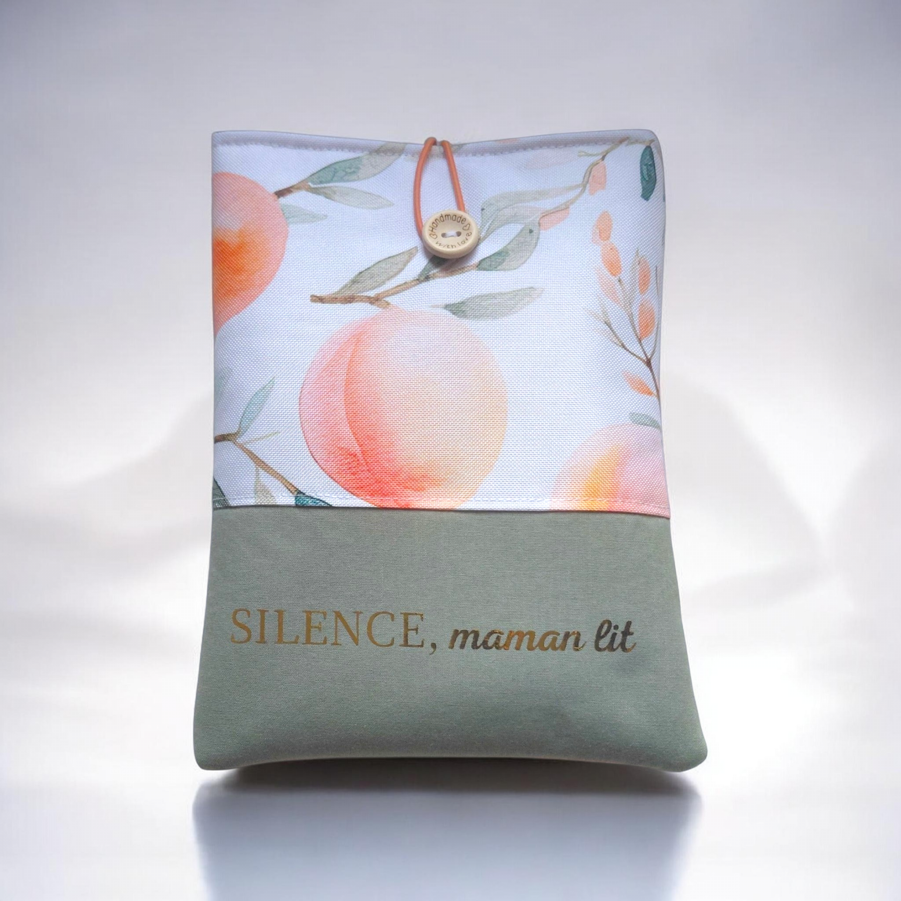 Pochette livre tissu imperméable – Silence, maman lit – Fait main – Taille S (23x18cm)