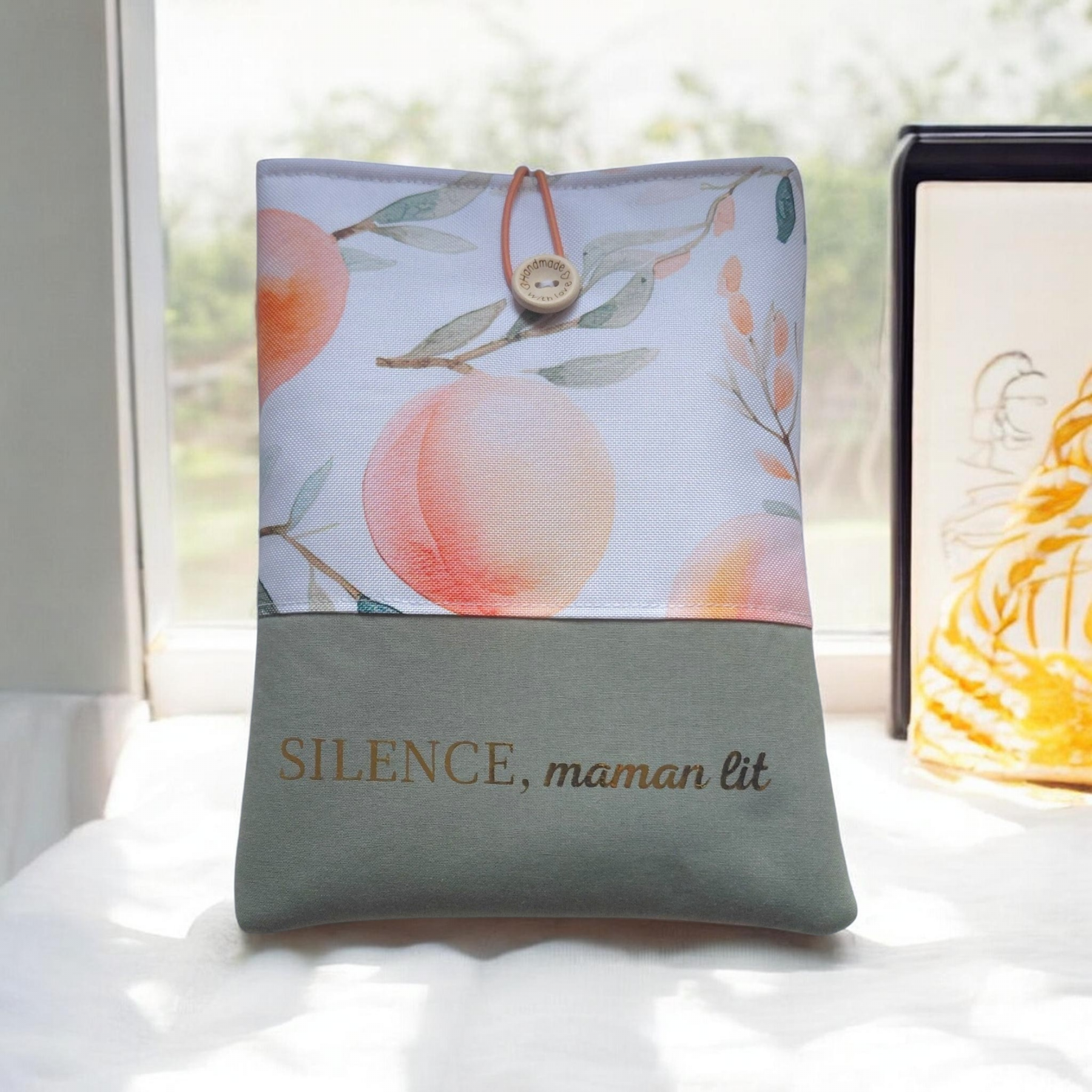 Pochette livre tissu imperméable – Silence, maman lit – Fait main – Taille S (23x18cm) – Image 3