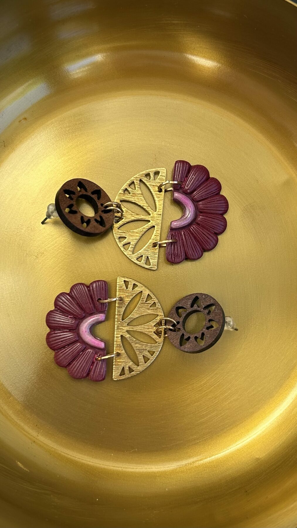 Boucles d’oreilles « Les Solaires » en pâte polymère bordeaux – Image 2