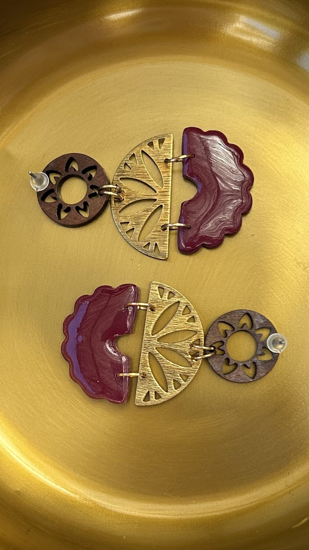 Boucles d’oreilles « Les Solaires » en pâte polymère bordeaux – Image 3