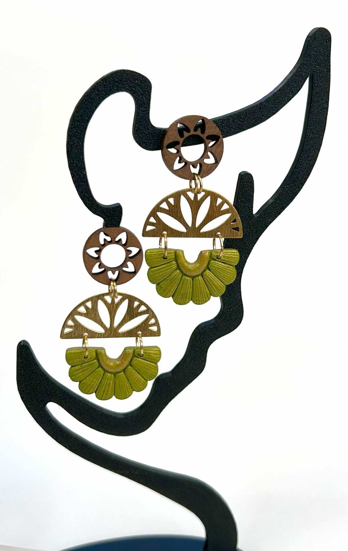 Boucles d’oreilles « Les Solaires » en pâte polymère vert irisé