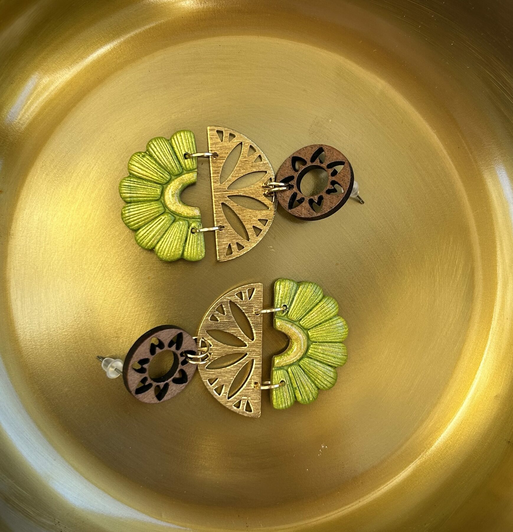 Boucles d’oreilles « Les Solaires » en pâte polymère vert irisé – Image 2