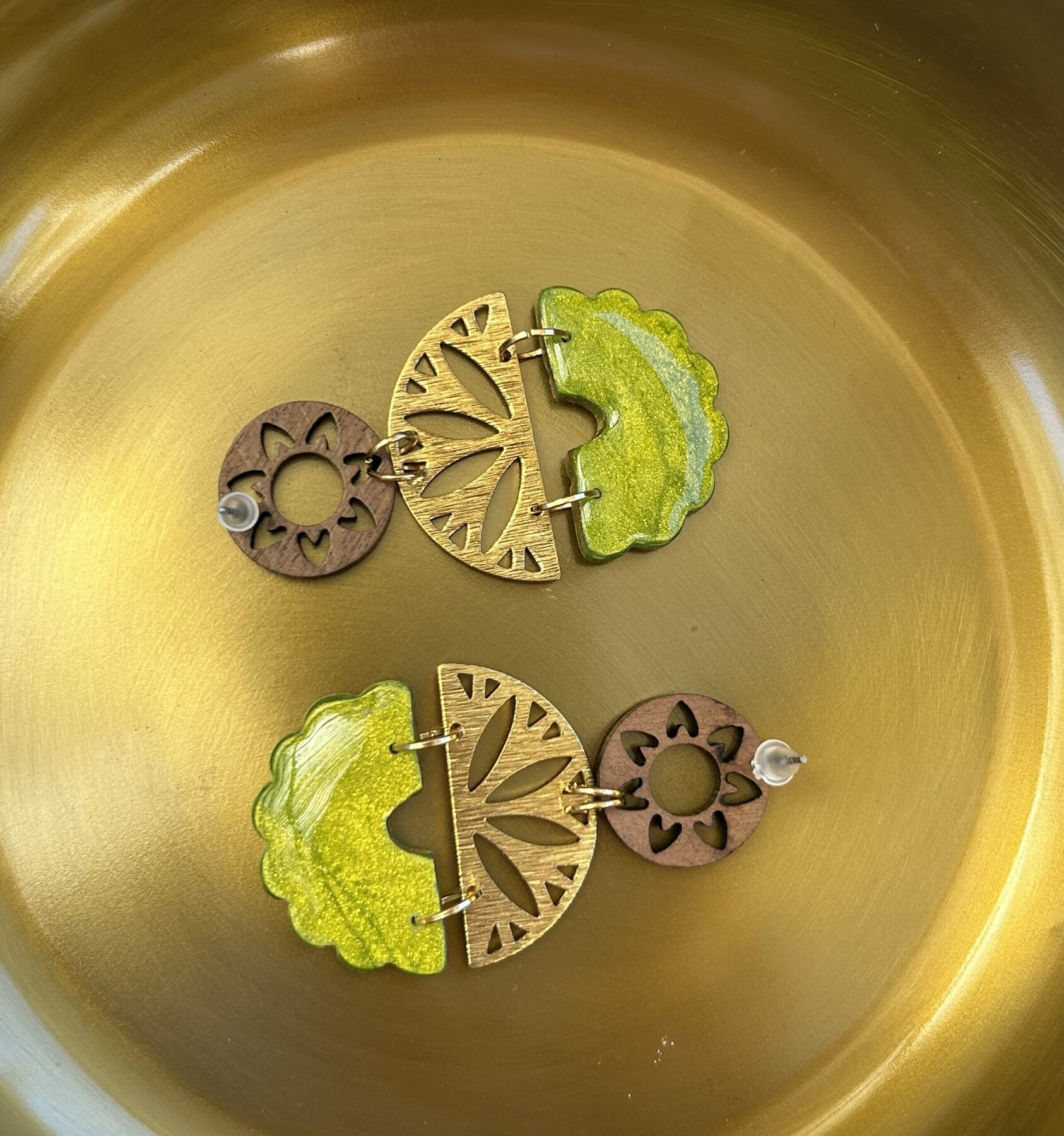 Boucles d’oreilles « Les Solaires » en pâte polymère vert irisé – Image 3