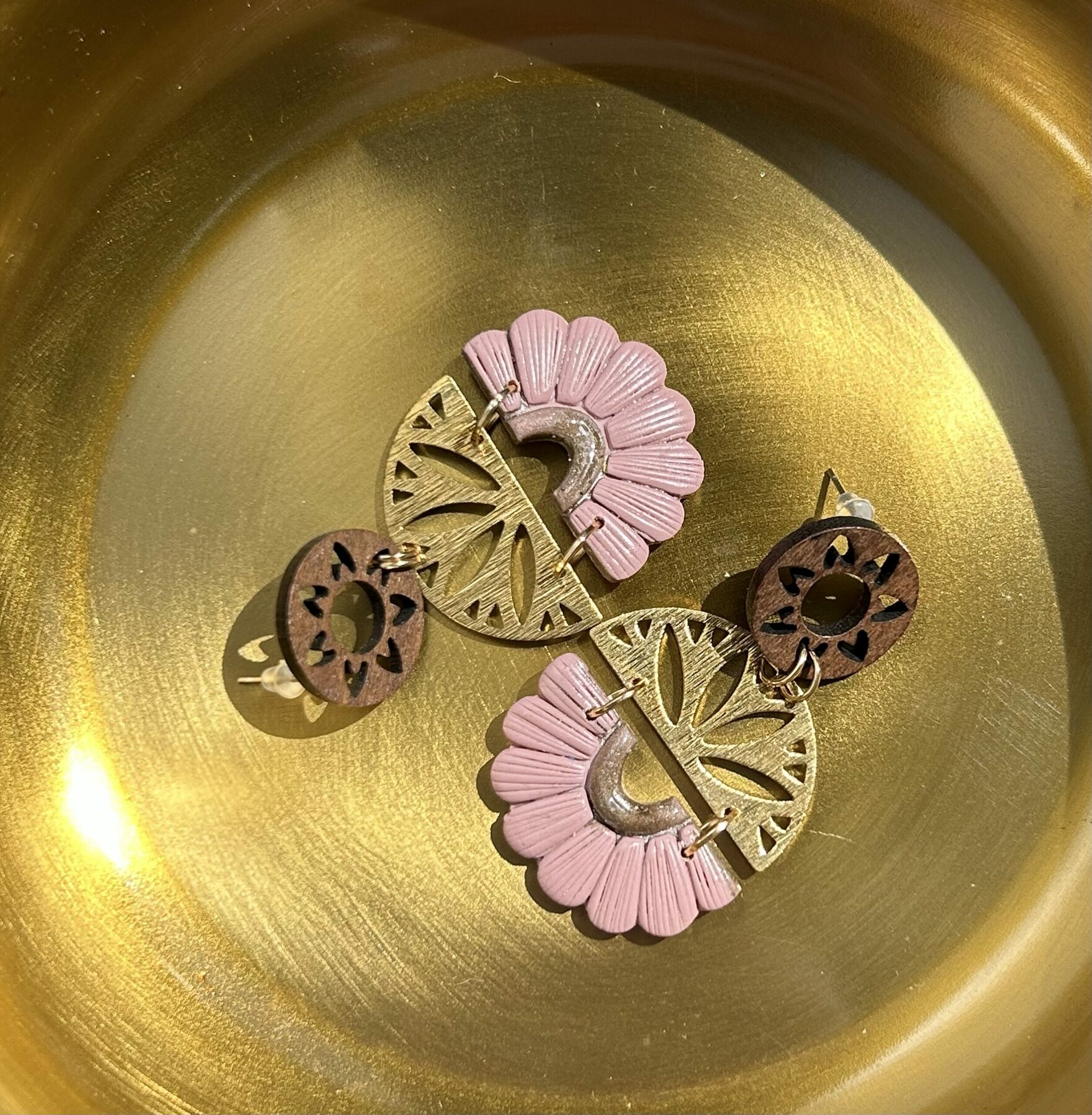 Boucles d’oreilles « Les Solaires » en pâte polymère taupe – Image 2