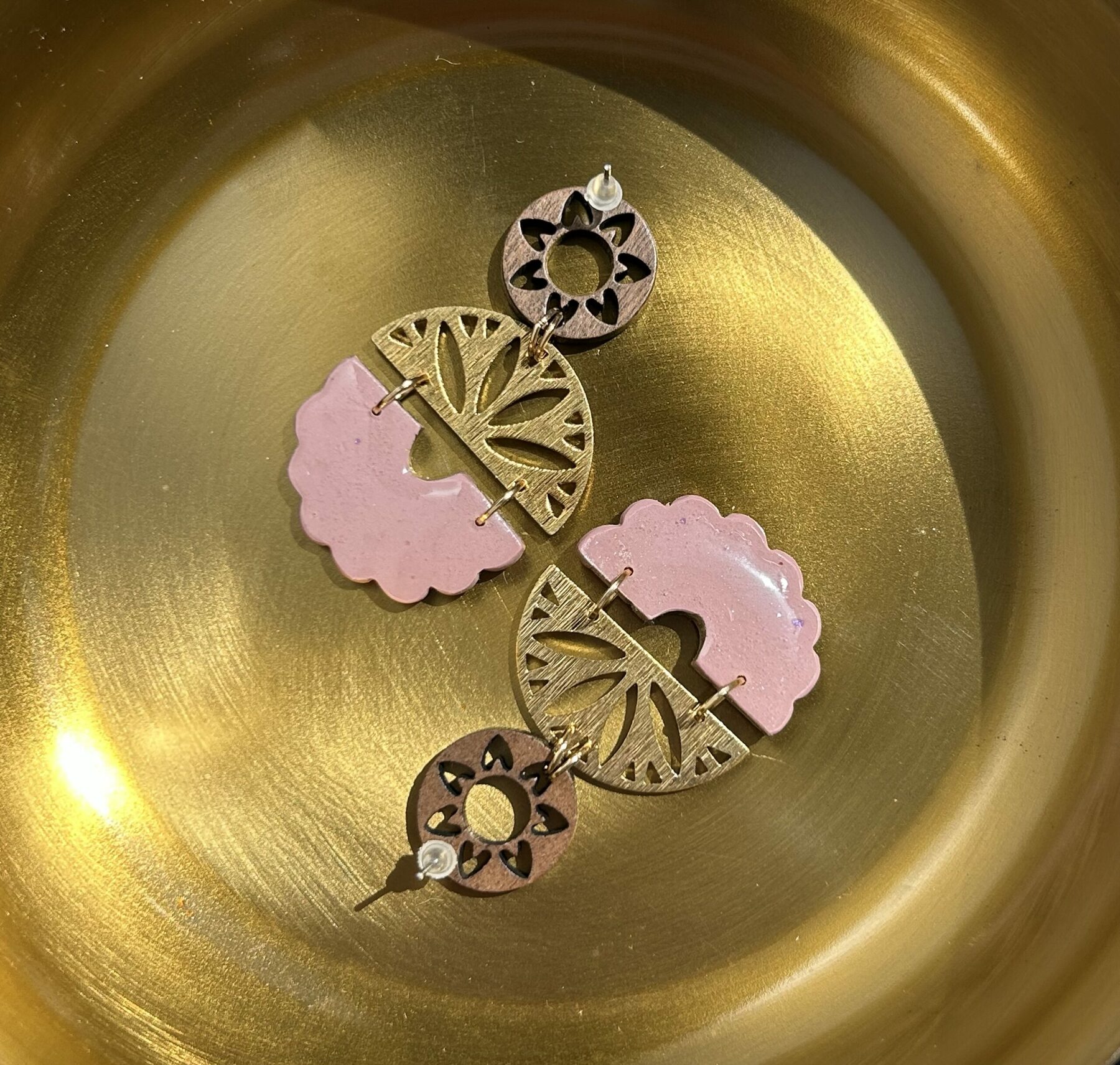 Boucles d’oreilles « Les Solaires » en pâte polymère taupe – Image 3
