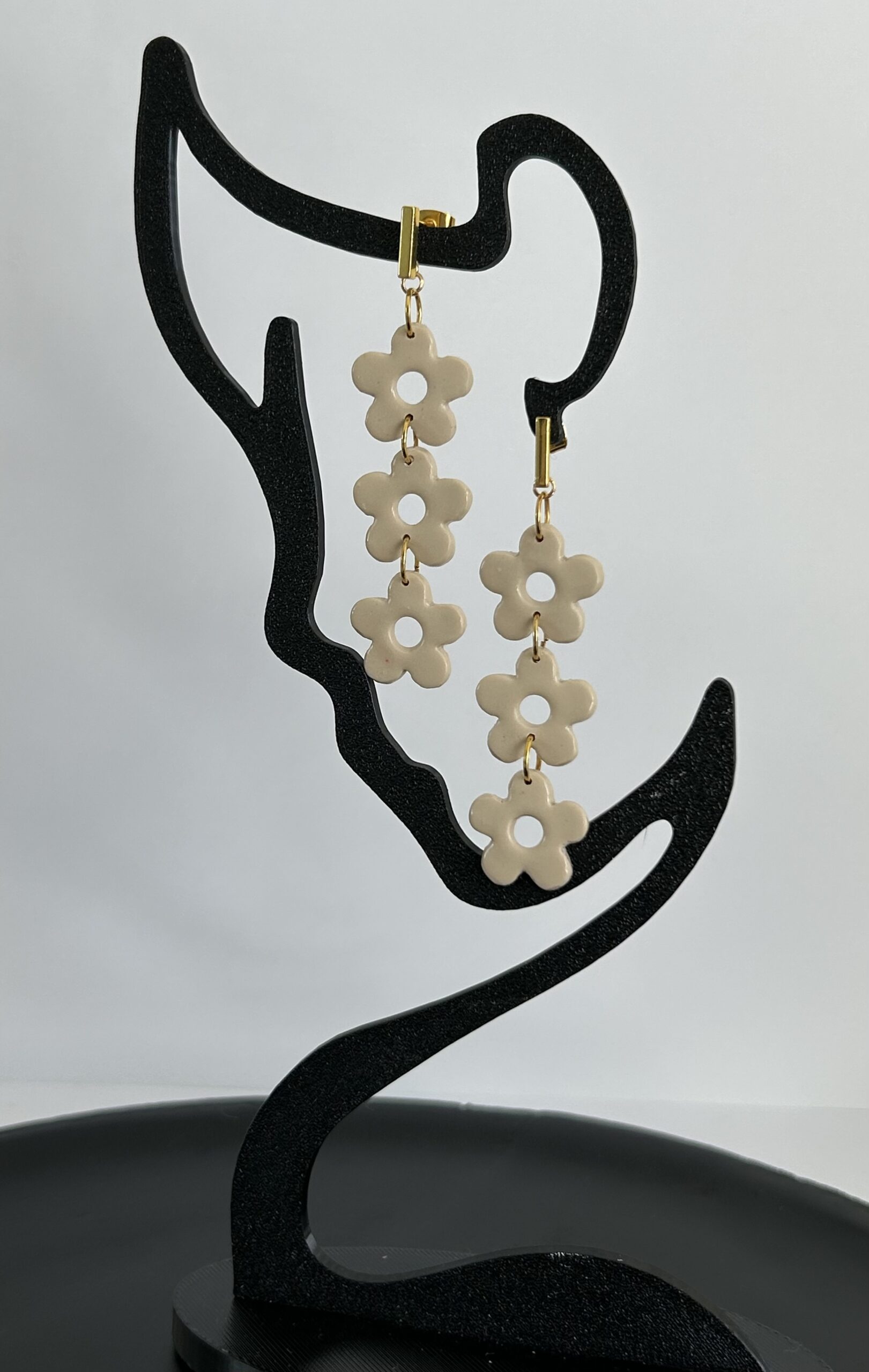 Boucles d’oreilles « Trioflora » en pâte polymère beige