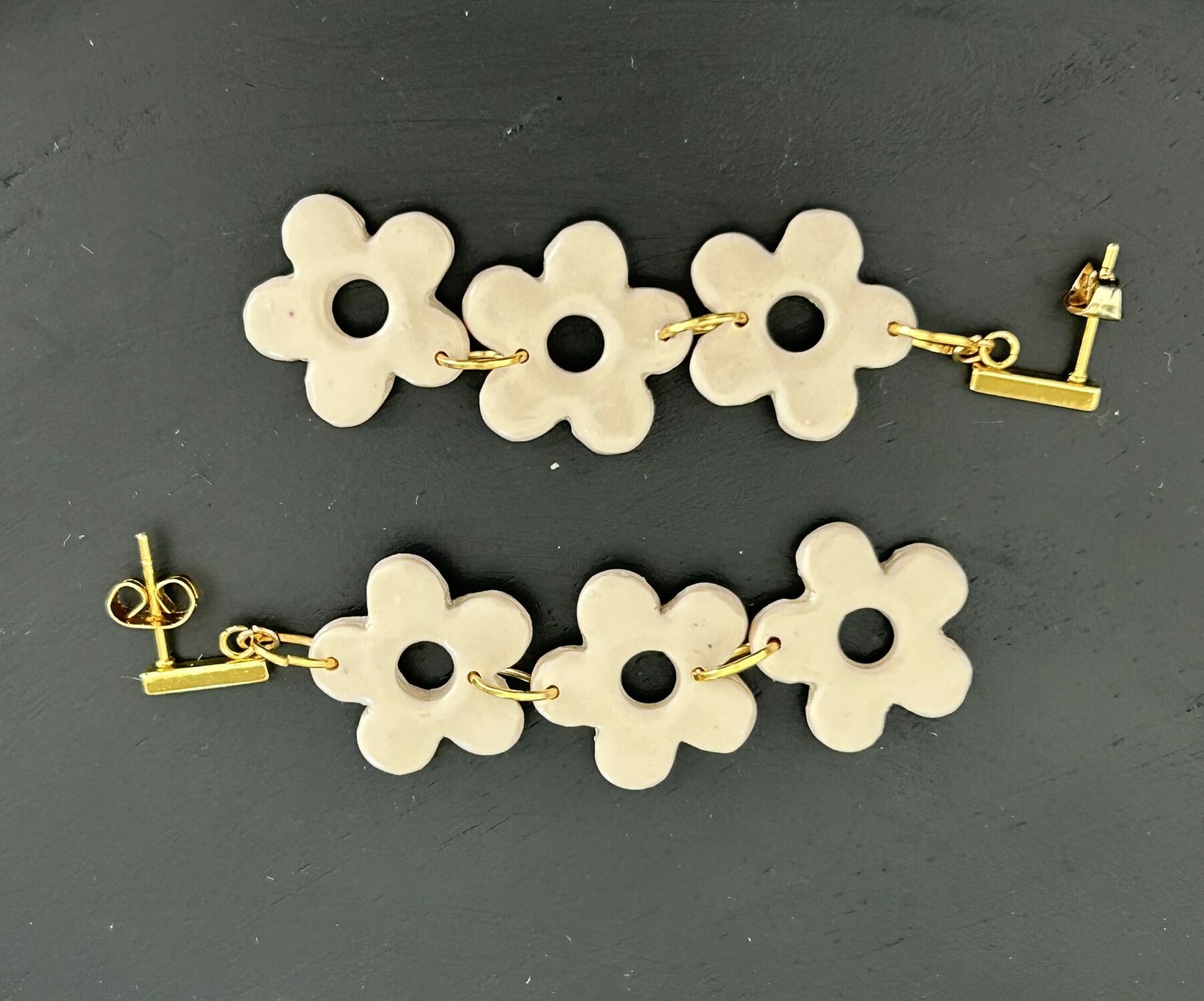 Boucles d’oreilles « Trioflora » en pâte polymère beige – Image 3