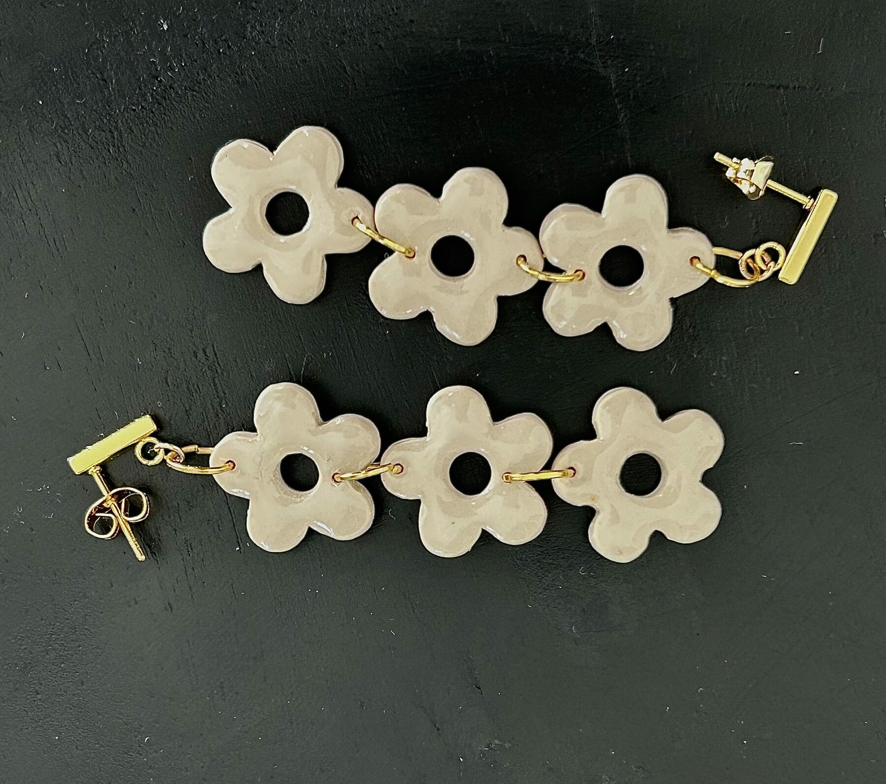 Boucles d’oreilles « Trioflora » en pâte polymère beige – Image 2