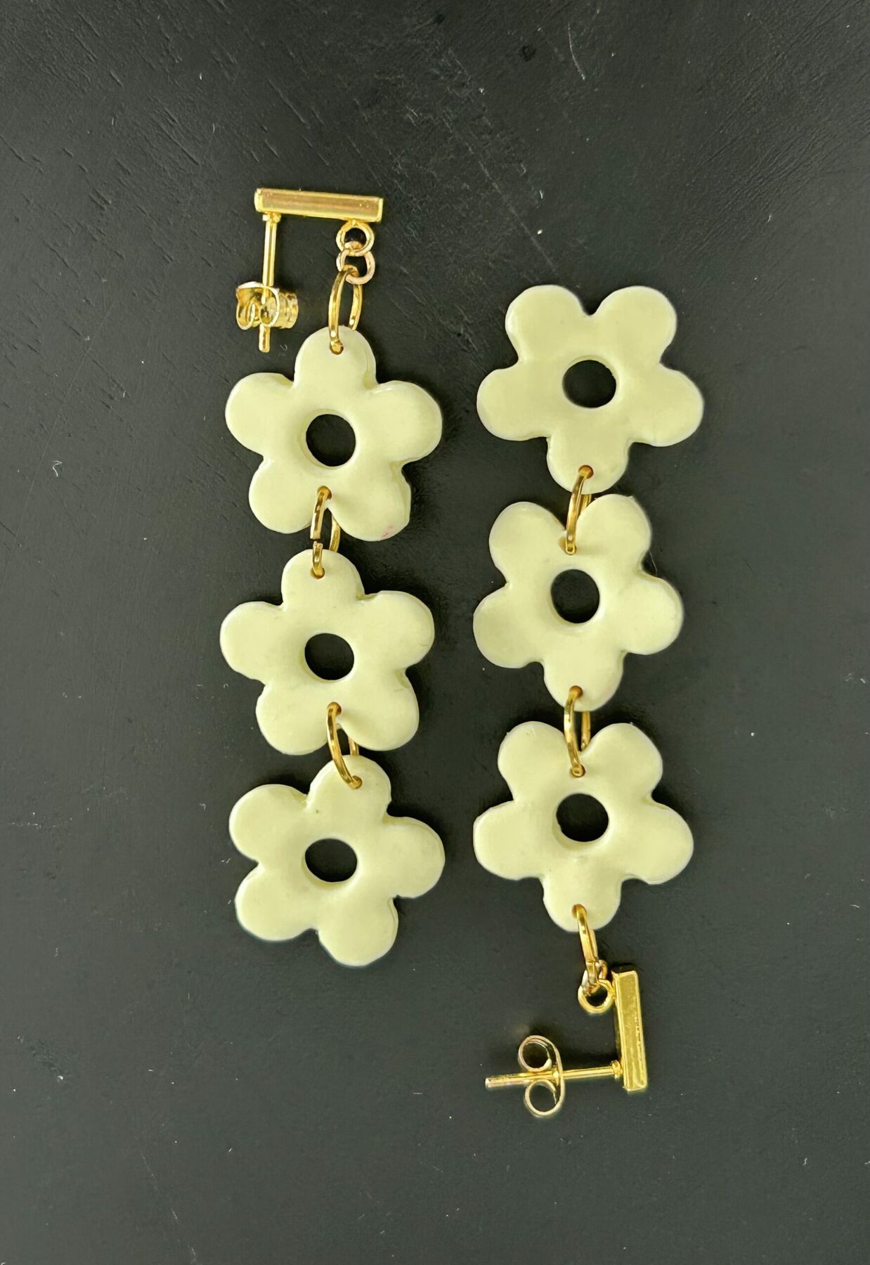 Boucles d’oreilles « Trioflora » en pâte polymère jaune pastel – Image 2