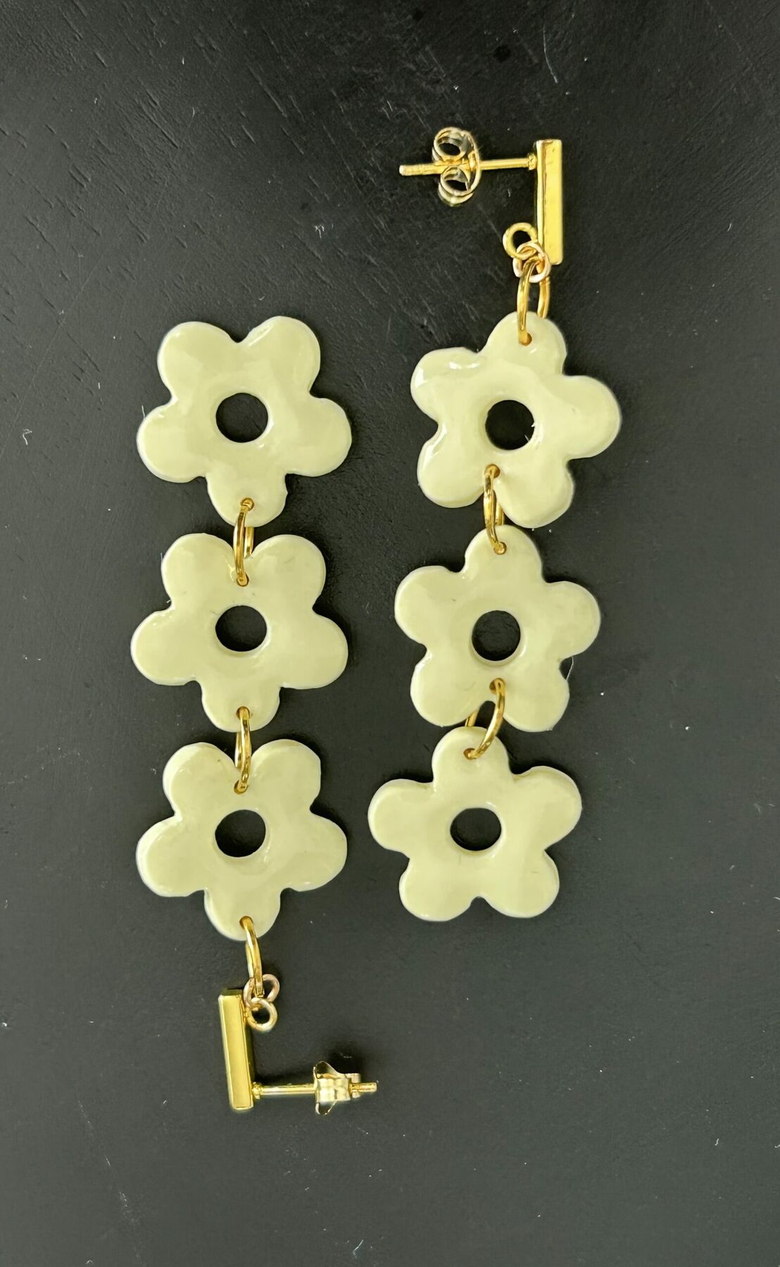Boucles d’oreilles « Trioflora » en pâte polymère jaune pastel – Image 3