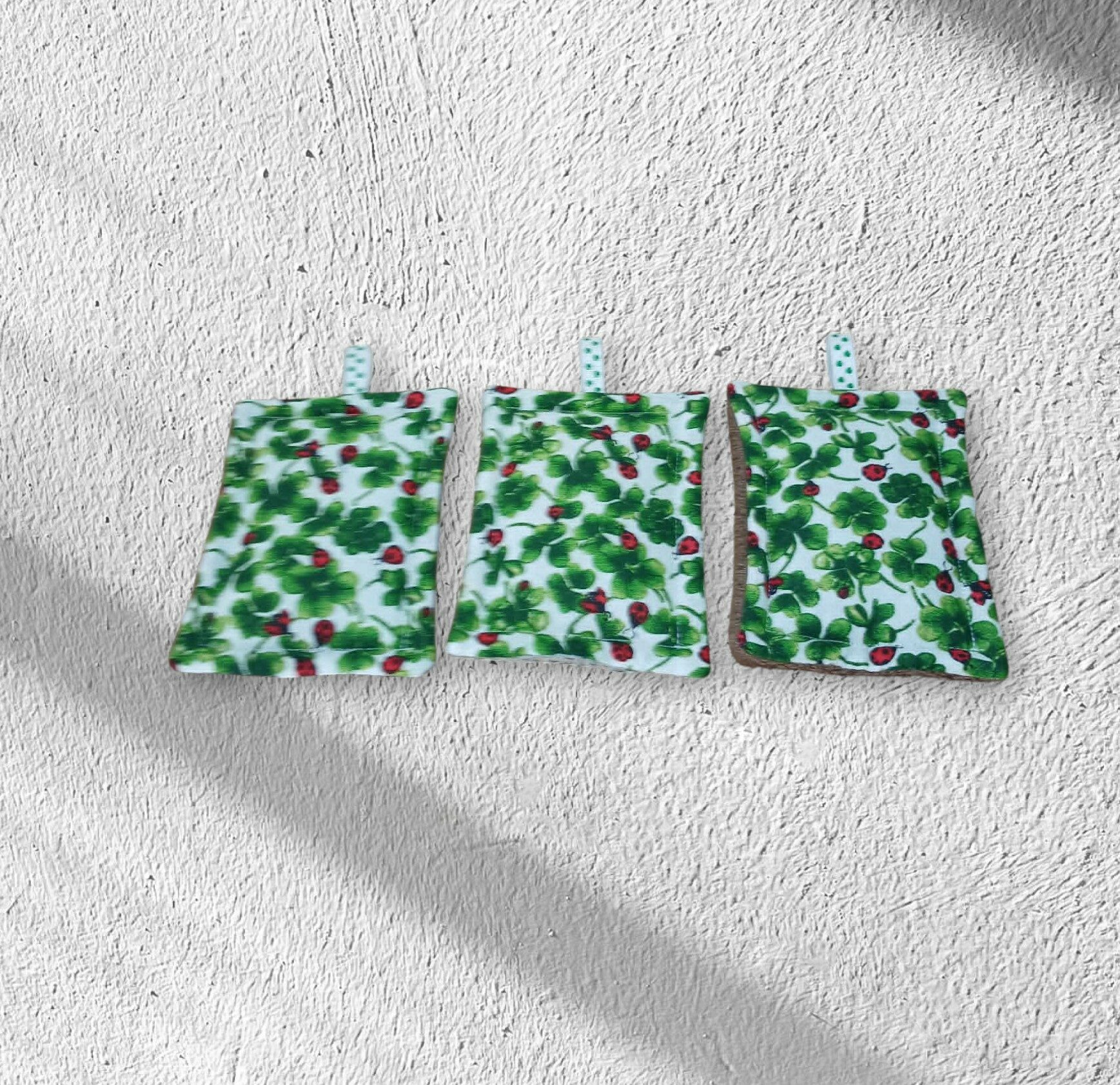 kit cuisine zéro déchet, panière, 6 essuie-tout, 3 charlottes et 3 éponges modèle trèfles et coccinelles – Image 6