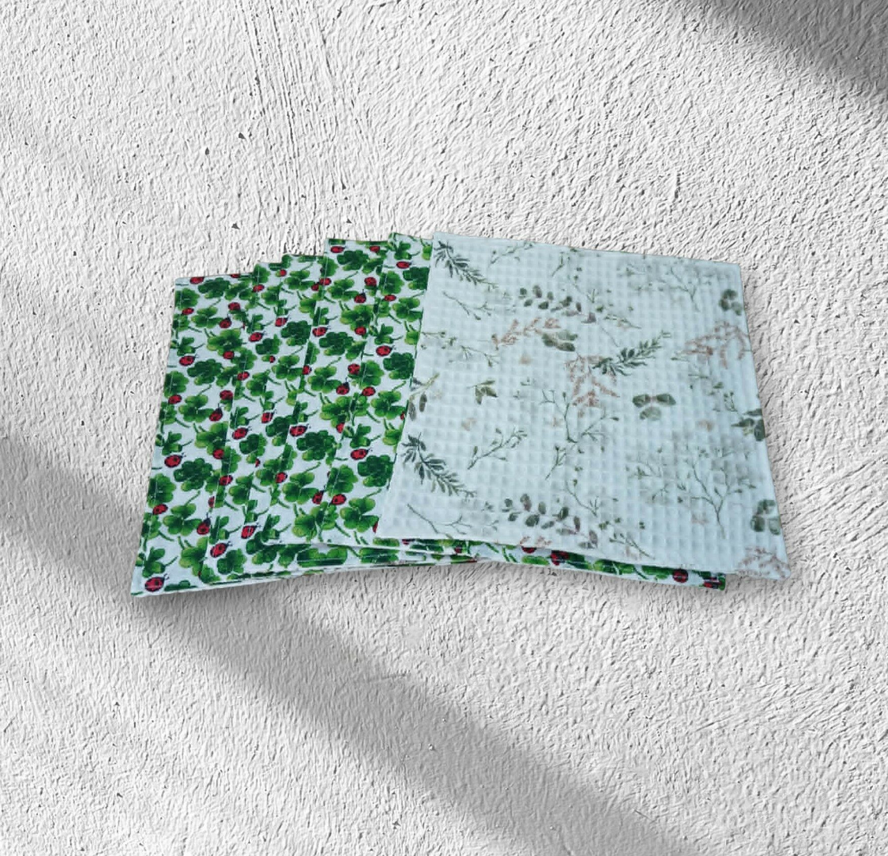 kit cuisine zéro déchet, panière, 6 essuie-tout, 3 charlottes et 3 éponges modèle trèfles et coccinelles – Image 5