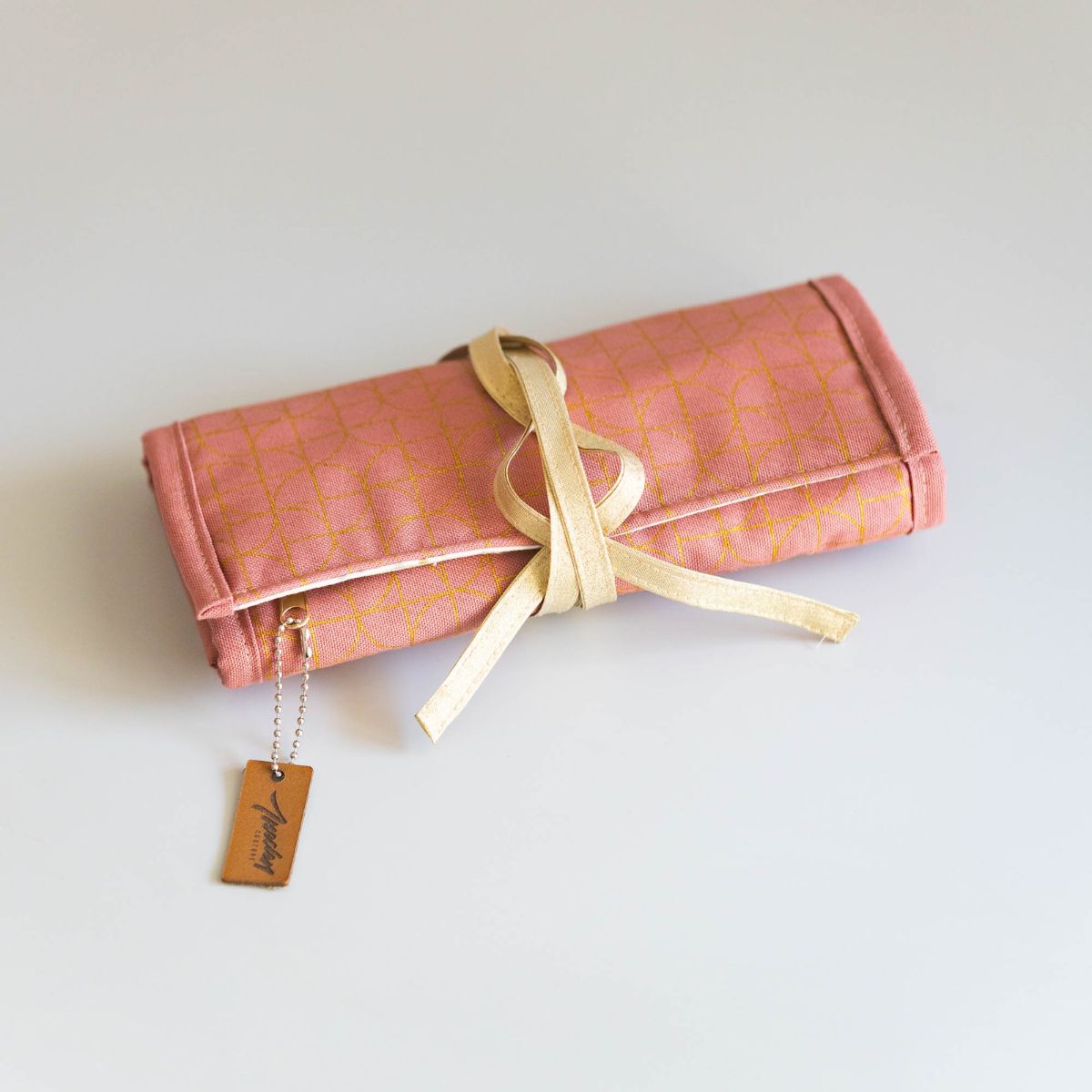 Pochette bijoux roulée Dina coton Oeko-Tex motifs dorés rose poudré