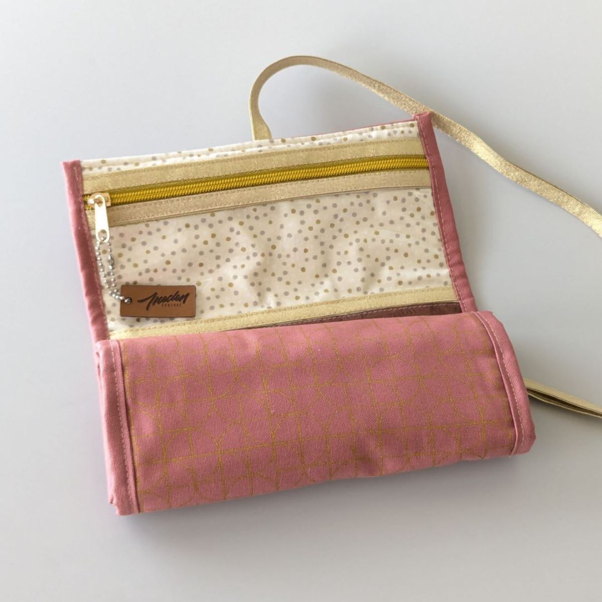 Pochette à bijoux rose à demi fermée