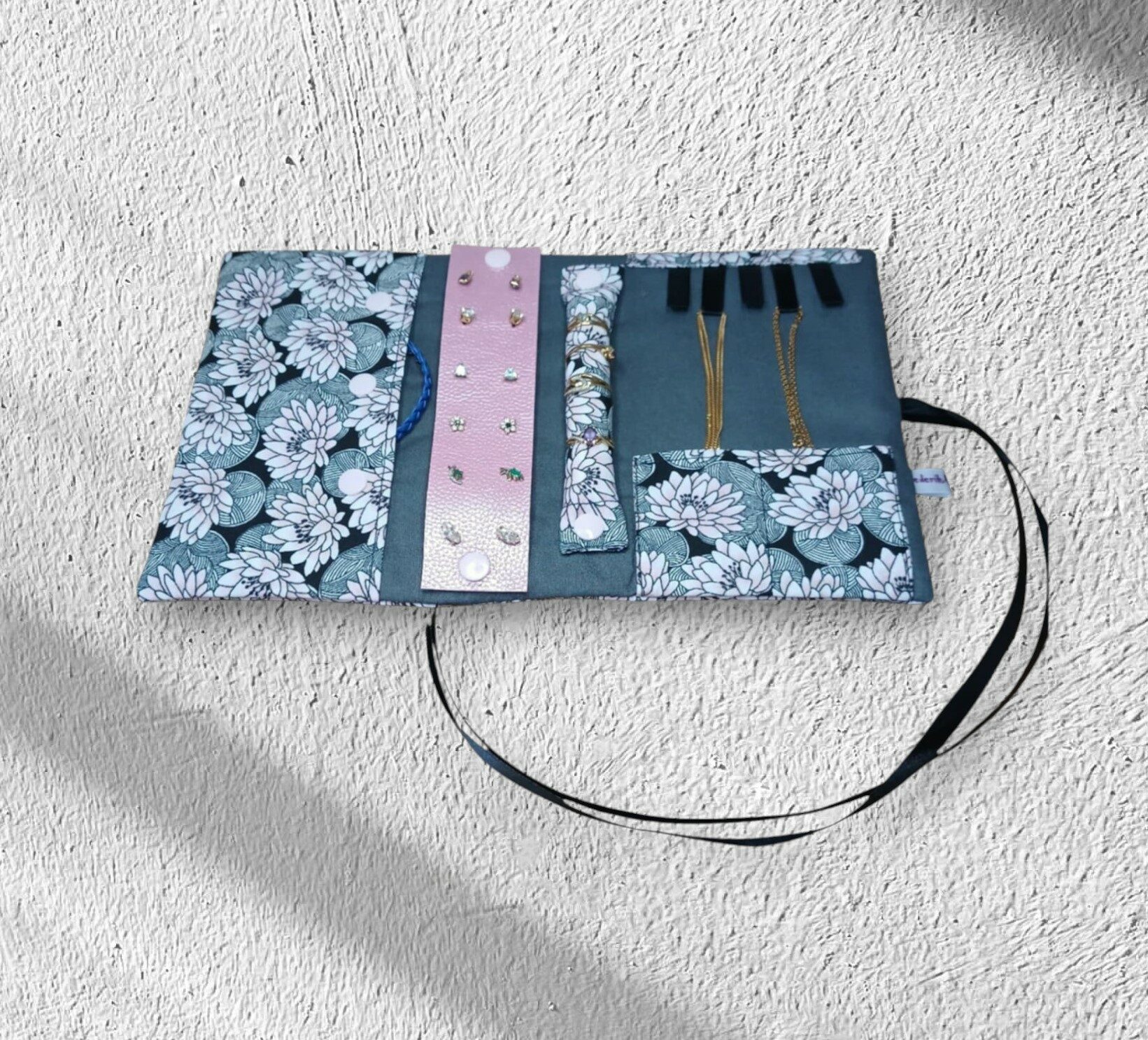 Pochette à bijoux de voyage pour transporter et ranger vos bijoux sans les mélanger. – Image 7