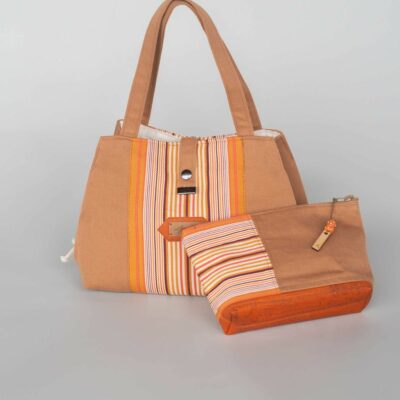 Le sac pochon Eden en toile basque couleur noix unie et toile espadrille Ogi pain d'épices, avec sa trousse assortie.