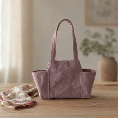 Sac à main en toile prune posé sur une table