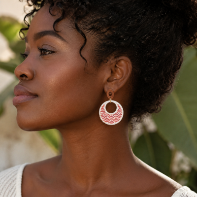 Boucles d’oreilles « Lune Océane » en pâte polymère beige naturel