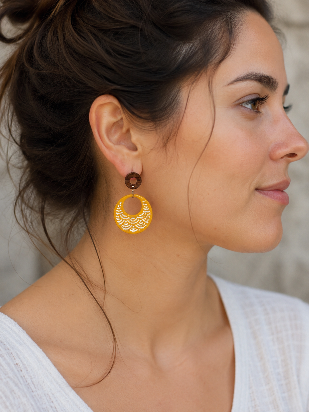 Boucles d’oreilles « Lune Océane » en pâte polymère moutarde