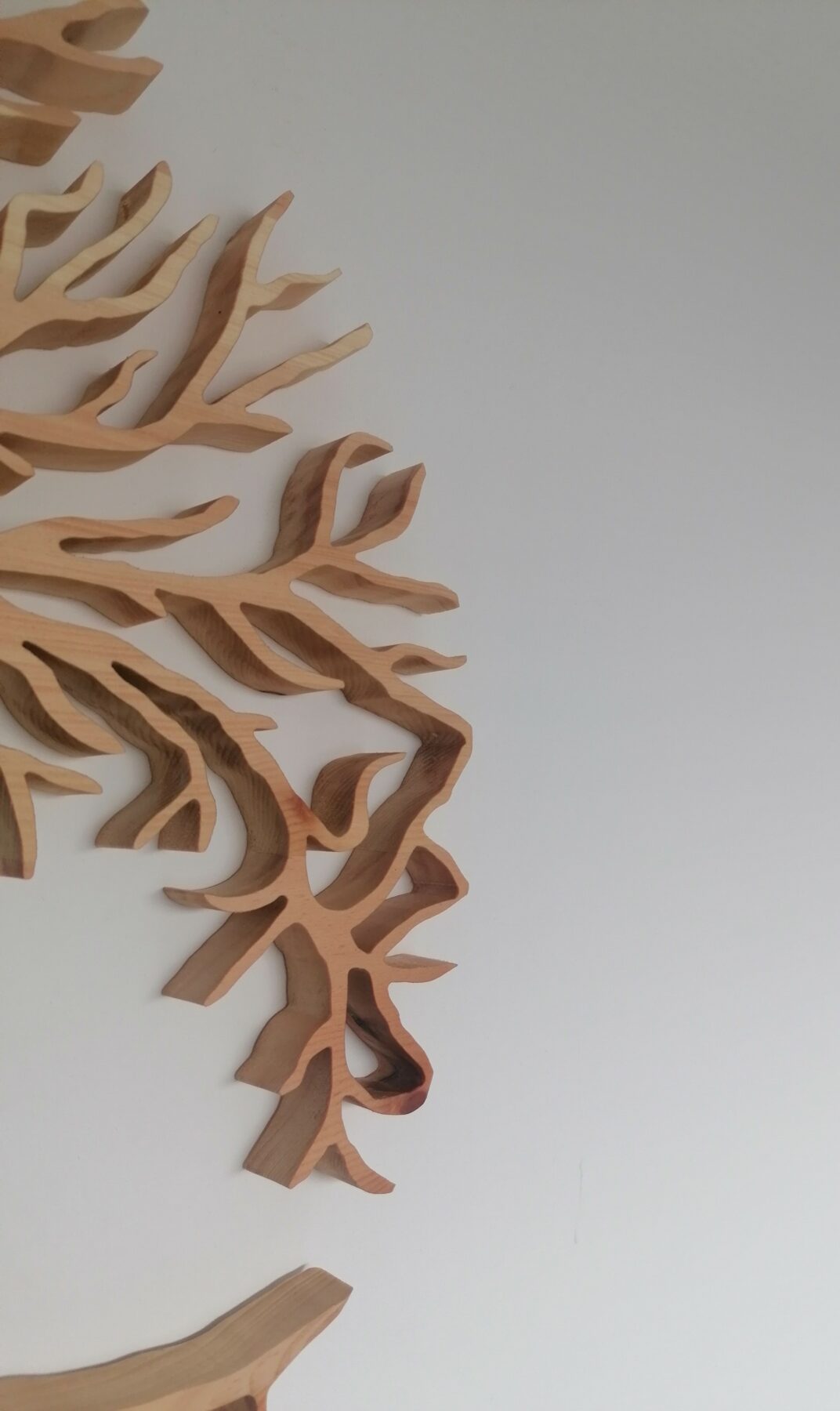 Arbre de vie en pin cembro fait main, "l'hiver" . diamètre 42 cm, finition naturelle. – Image 4
